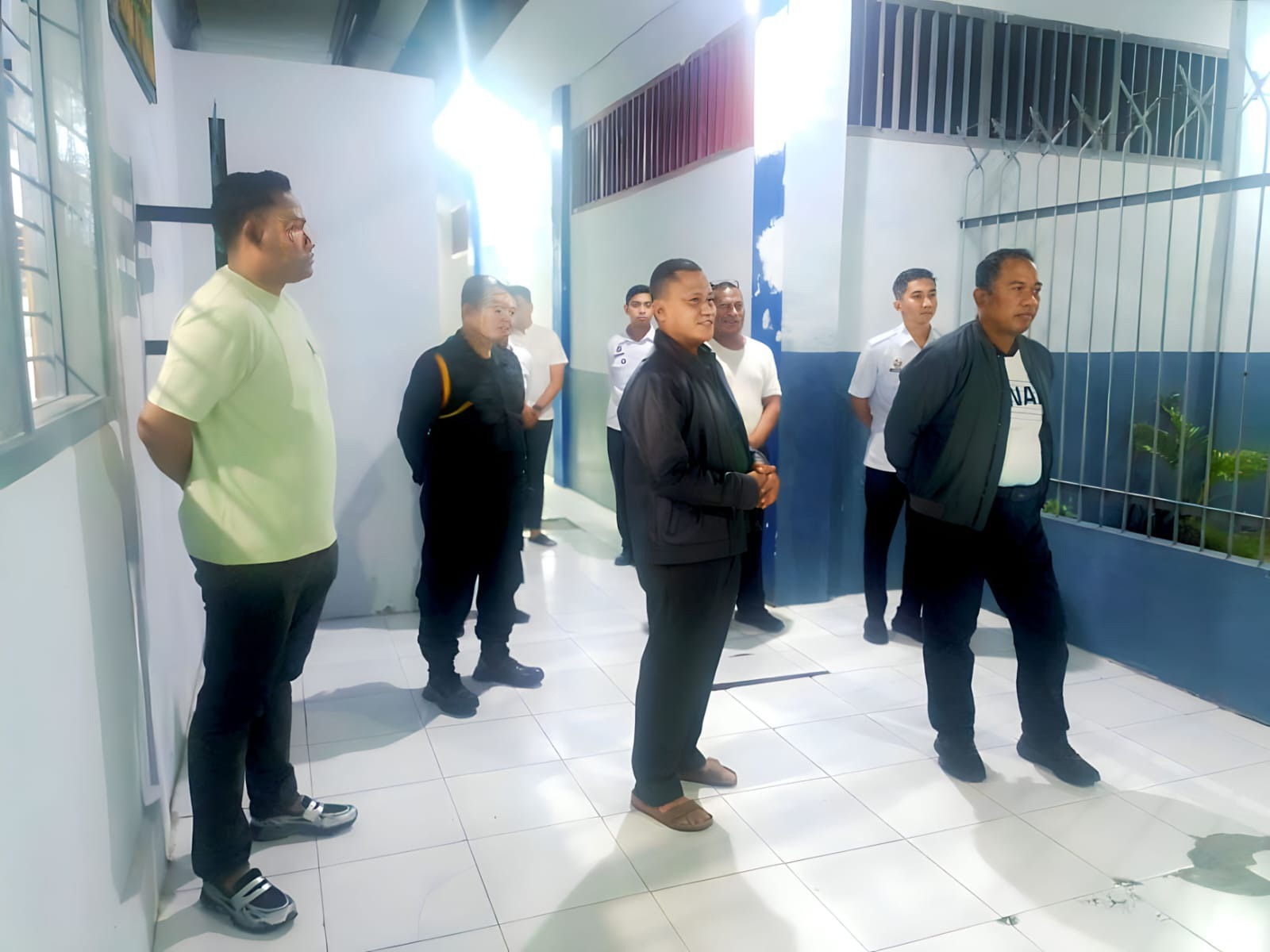 MENGONTROL : Kepala Rutan Kelas IIB Gresik Eko Widiatmoko bersama personel TNI-Polri saat menyisir blok hunian warga binaan pada malam pergantian tahun 2026.
