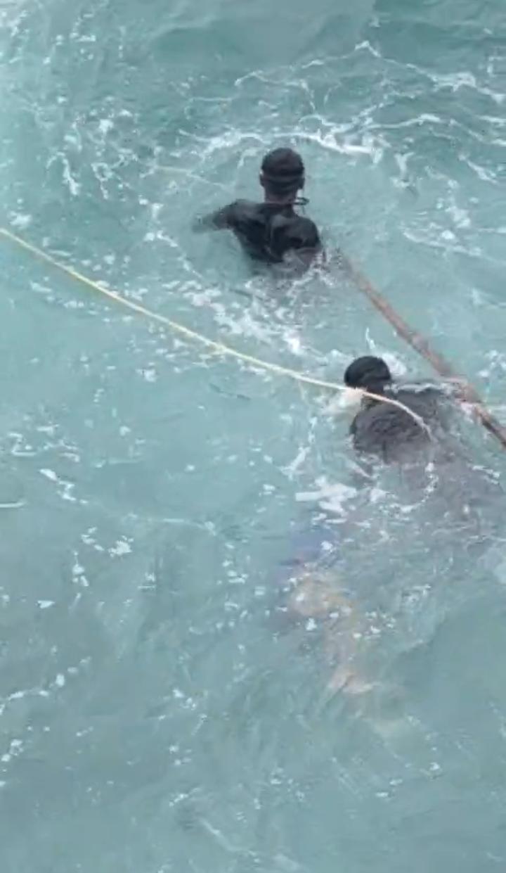 EVAKUASI : Anggota gabungan dari TNI, Polri, dan warga saat bahu-membahu mengevakuasi jasad Toni yang tenggelam di Pantai Tanjung Ga