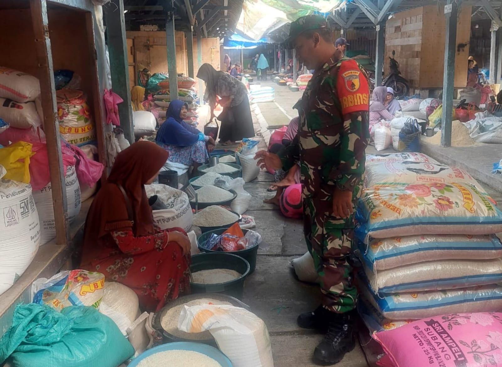 BERDIALOG: Memasuki awal tahun 2026, Babinsa Kopka Budi Haryono melakukan dialog intensif dengan pedagang di Pasar Dukun. Monitoring ini bertujuan memastikan stabilitas harga beras tetap terjaga.