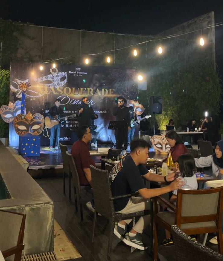 RAYAKAN: Suasana hangat para tamu saat menikmati jamuan makan malam Masquerade Night di Hotel Santika Gresik.