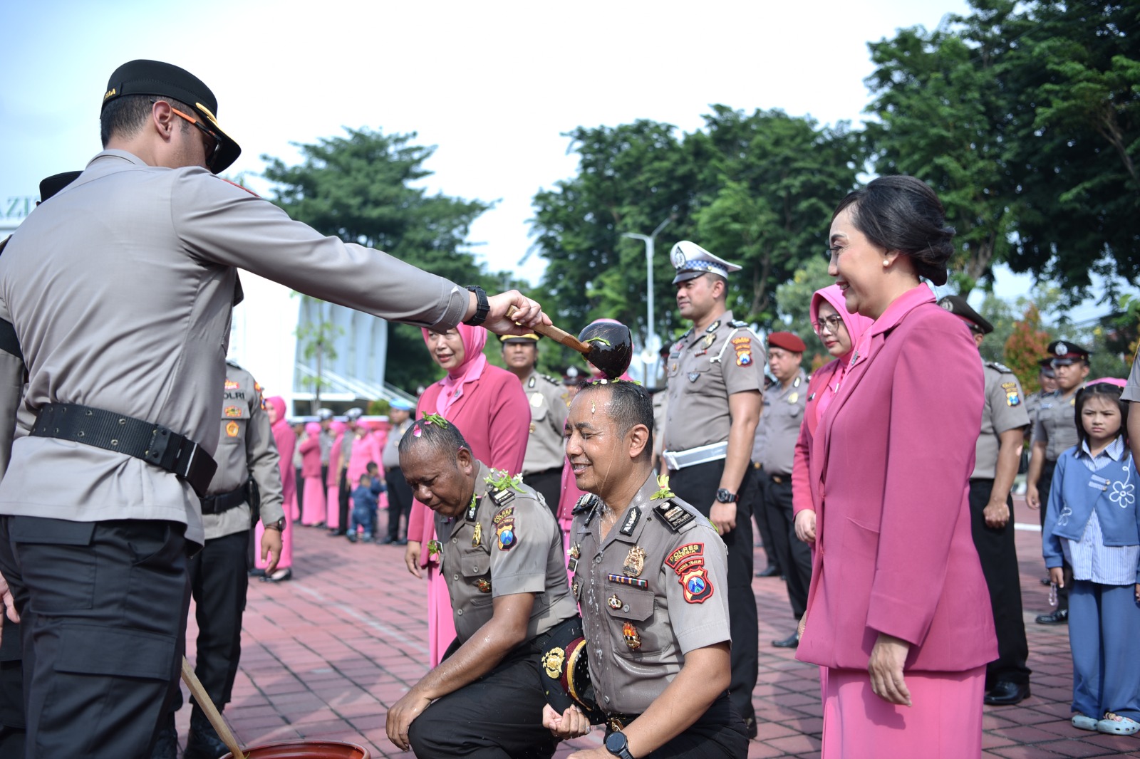 PIMPIN LANGSUNG : Kapolres Gresik AKBP Rovan Richard Mahenu saat memimpin langsung prosesi kenaikan pangkat 96 personel Polri dan 5 ASN di Halaman Mapolres Gresik.