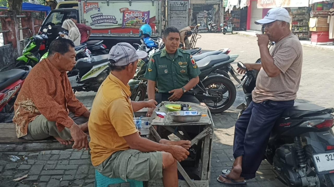 WASPADA : Babinsa untuk menjaga kewaspadaan dari Curanmor di pasar Kedameaan.