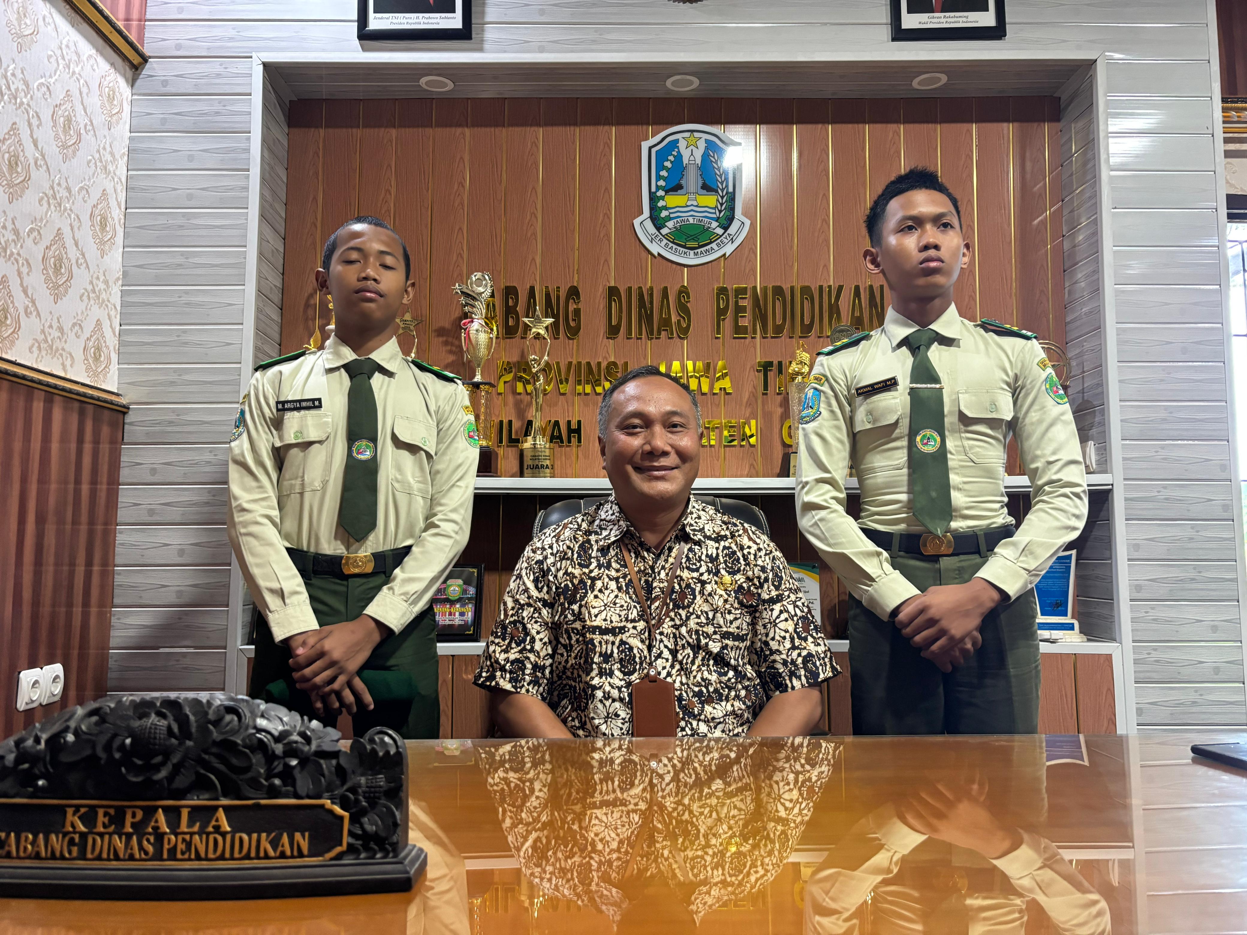 Eko Agus Suwandi disambut hangat oleh dua siswa SMAN 5 Taruna Brawijaya Kediri asal Gresik, Akmal Wafi dan Muhammad Argya.