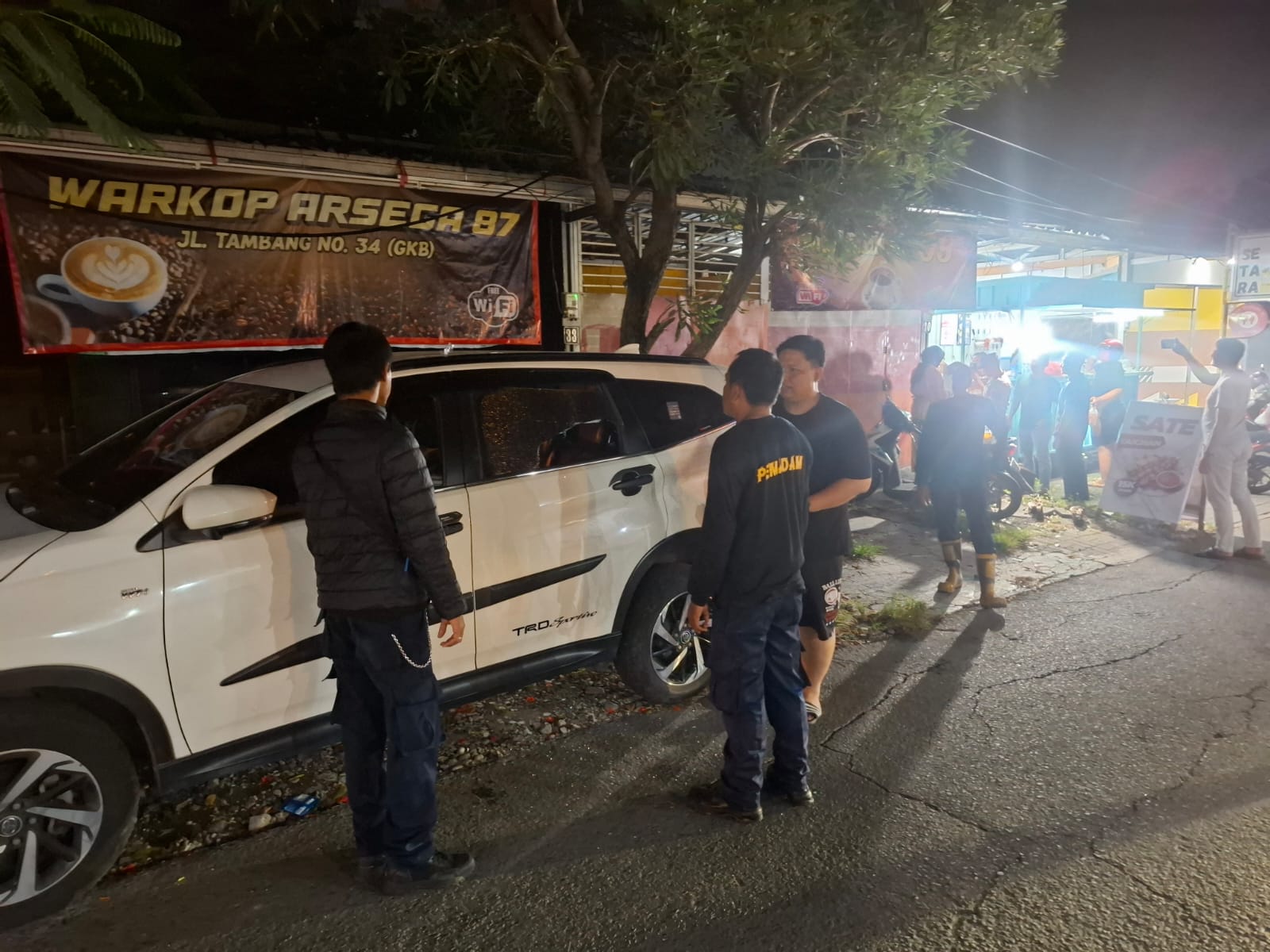 DIEVAKUASI: Tim Damkarla Gresik bersama personel Polres Gresik saat memastikan keamanan lokasi pasca-evakuasi seorang balita yang terkunci di dalam mobil di Jalan Tambang GKB.