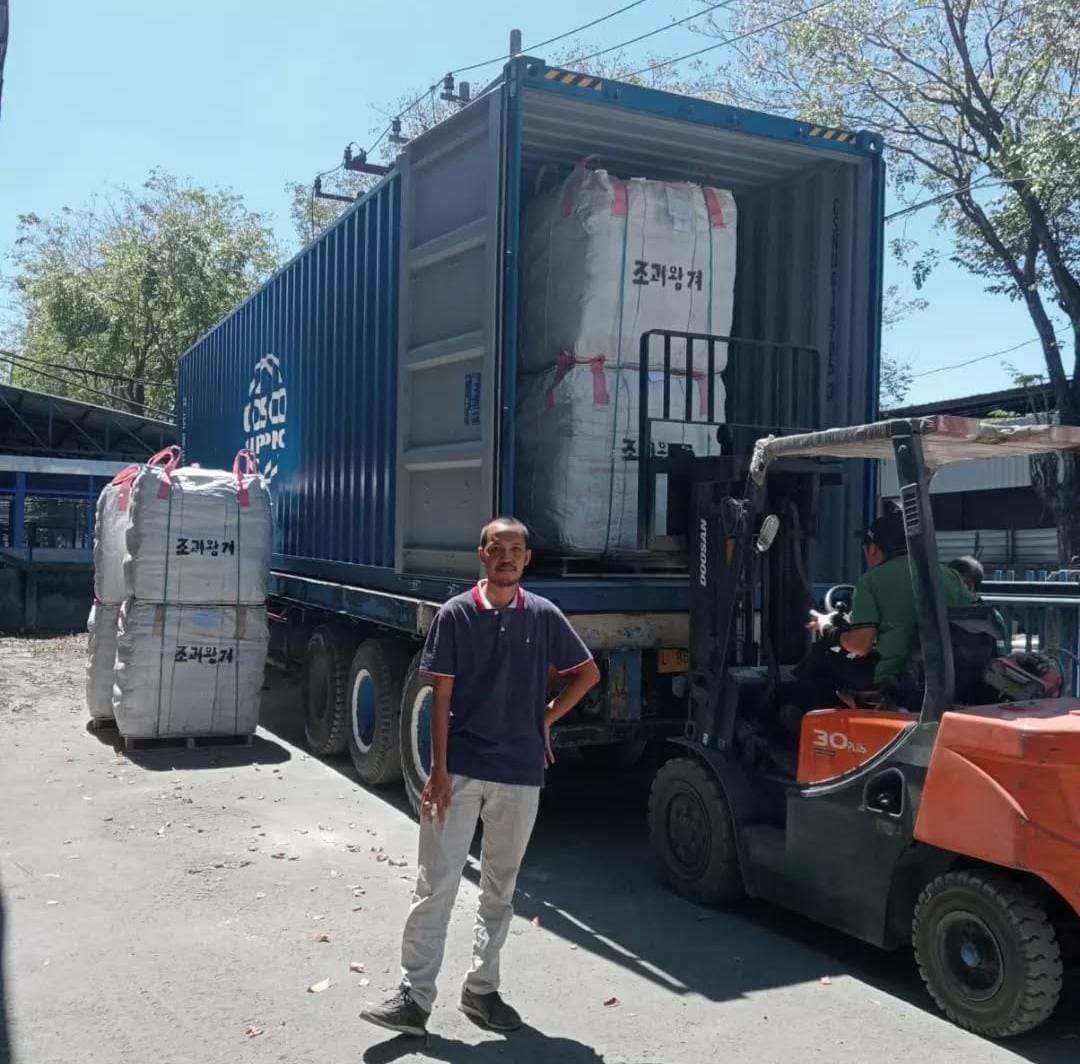 Hebat : Direktur PT ABA, Shubkhi Basyar berfoto didepan kontainer yang membawa barang ekspor hasil produksinya.