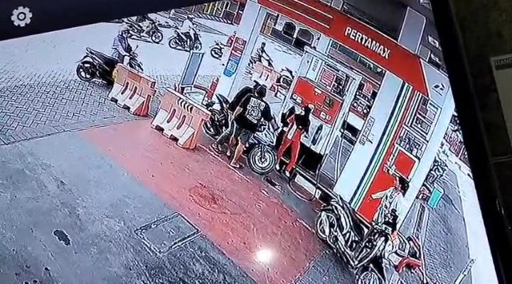 PENGANIYAAN : Korban Lutfi saat di pukul oleh orang tidak dikenal saat mengantri beli bensin di SPBU Desa Sembayat, Kecamatan Manyar, Gresik