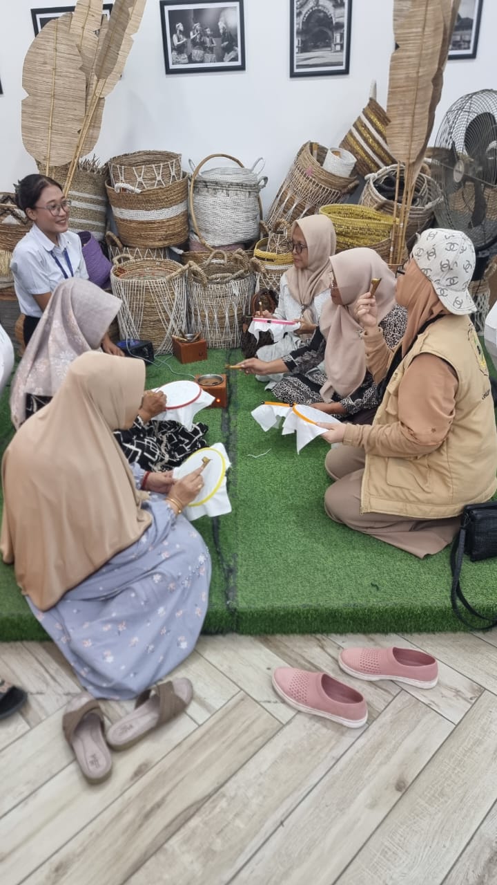 GIAT : Para Ibu-ibu PKK Kelurahan Kemuteran mengunjungi Toko Benang Ratu Solo sebagai lokasi belajar membatik.