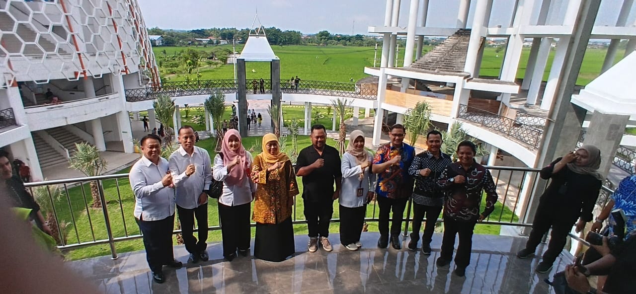 MENIKMATI: Gubernur Jawa Timur Khofifah Indar Parawansa saat mengeksplorasi setiap ruangan di Gresik Universal Science (GUS).