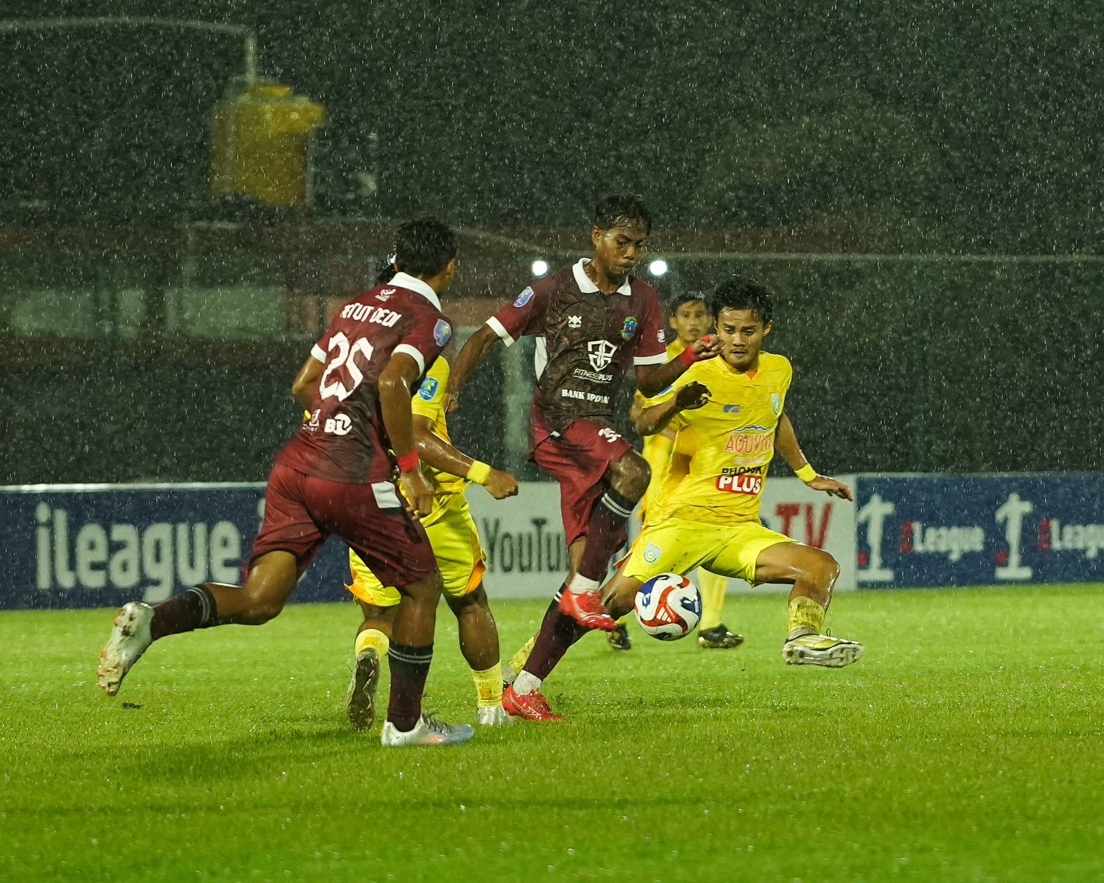 DIHALANG: Pemain Gresik United berupaya melewati hadangan pemain Perseden Denpasar dalam laga lanjutan di Lapangan Thor, Surabaya.
