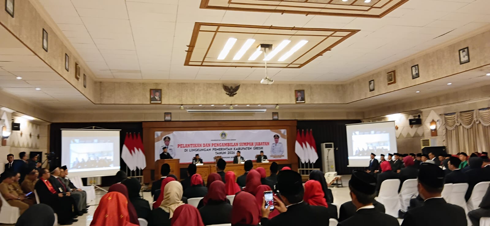 SUMPAH: Bupati Gresik Fandi Akhmad Yani saat membacakan sumpah jabatan di hadapan 76 Kepala Sekolah dan Pejabat Fungsional.