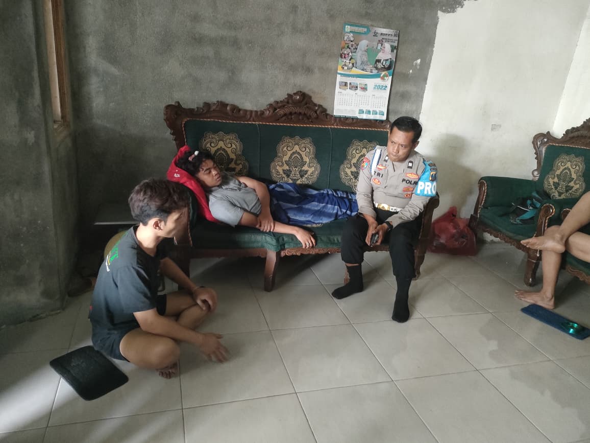 TURUN LANGSUNG : Anggota kepolisian saat mendatangi rumah korban pengeroyokan, Ahmad Zaki Syarifuddin, di Desa Ketanen, Kecamatan Panceng.