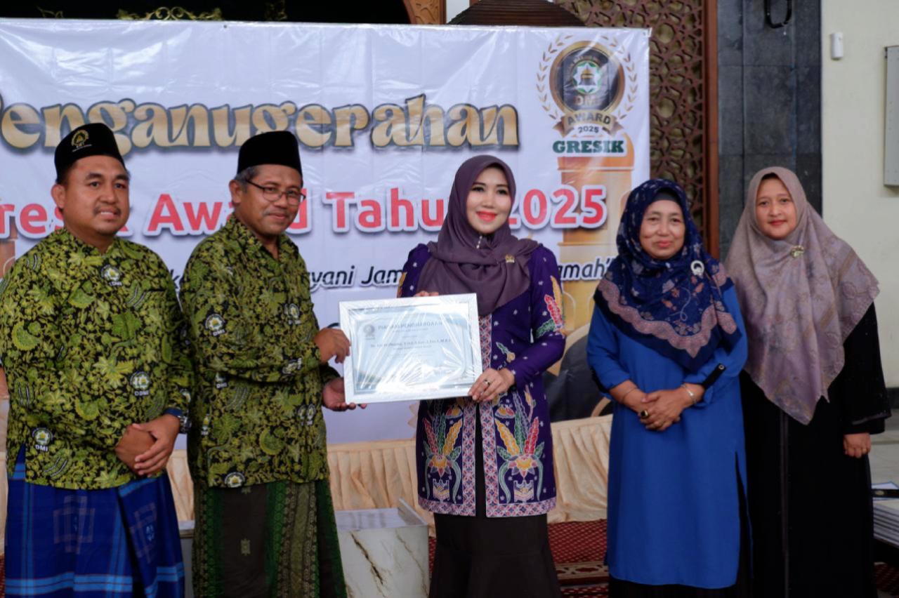 Ketuam DMI Gresik Zainal Abidin memberikan apresiasi kepada Anggota DPD RI Lia Istifhama sebagai Senator Peduli Masjid di Masjid Agung Gresik.