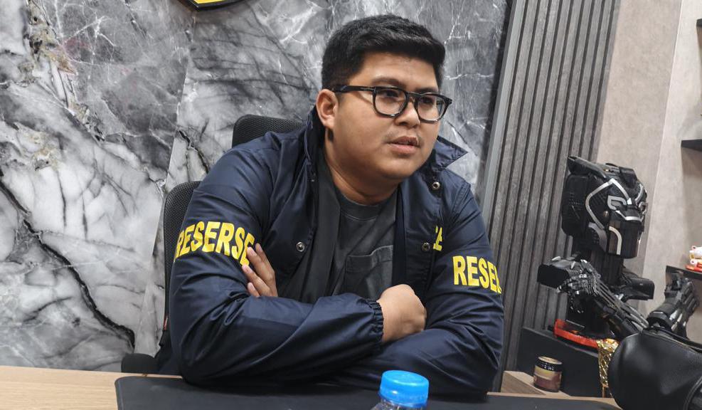 BERI KETERANGAN : Kasatreskrim Polres Gresik AKP Arya Widjaya saat menjelaskan progres pengejaran anggota gangster di Mapolres Gresik.
