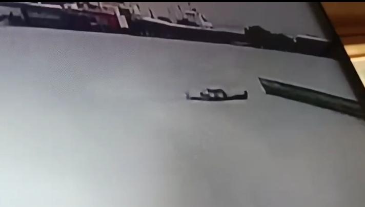 TEREKAM CCTV : Detik-detik perahu KMN Doa Ibu milik korban Mat Rakim saat terekam kamera pengawas melaju tanpa pengemudi di perairan Gresik sebelum akhirnya menabrak dermaga.
