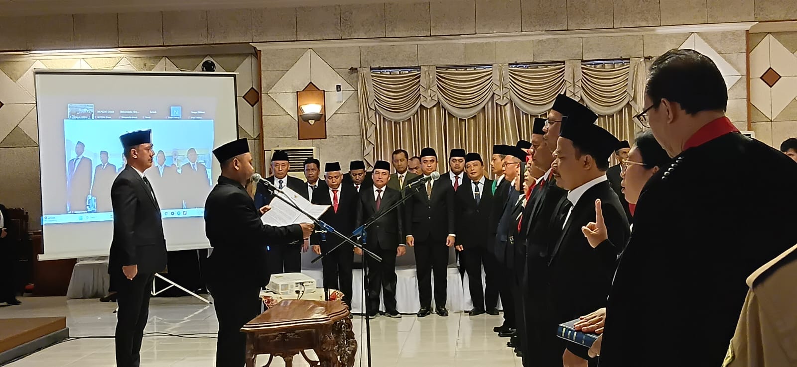 DORONG: Bupati Gresik Fandi Akhmad Yani saat memberikan arahan strategis kepada para tenaga pendidik.