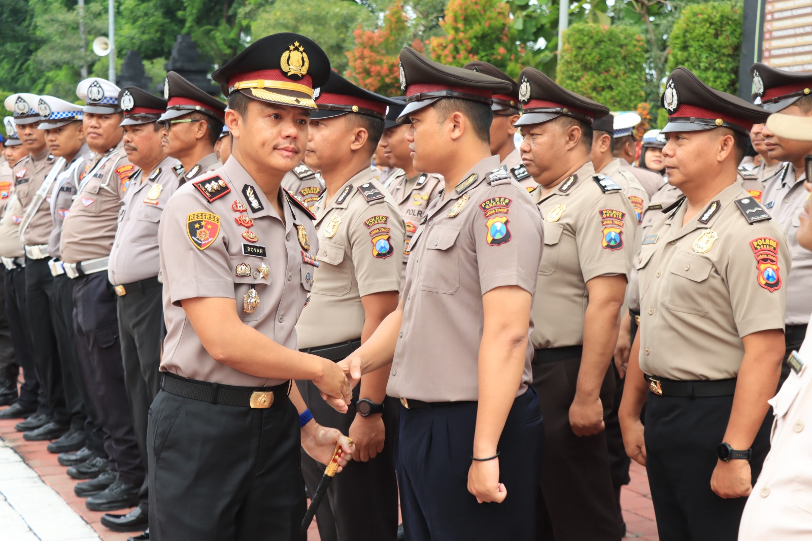 APEL TERAKHIR : Kapolres Gresik AKBP Rovan Richard Mahenu saat memimpin apel pagi terakhir di halaman Mapolres Gresik.