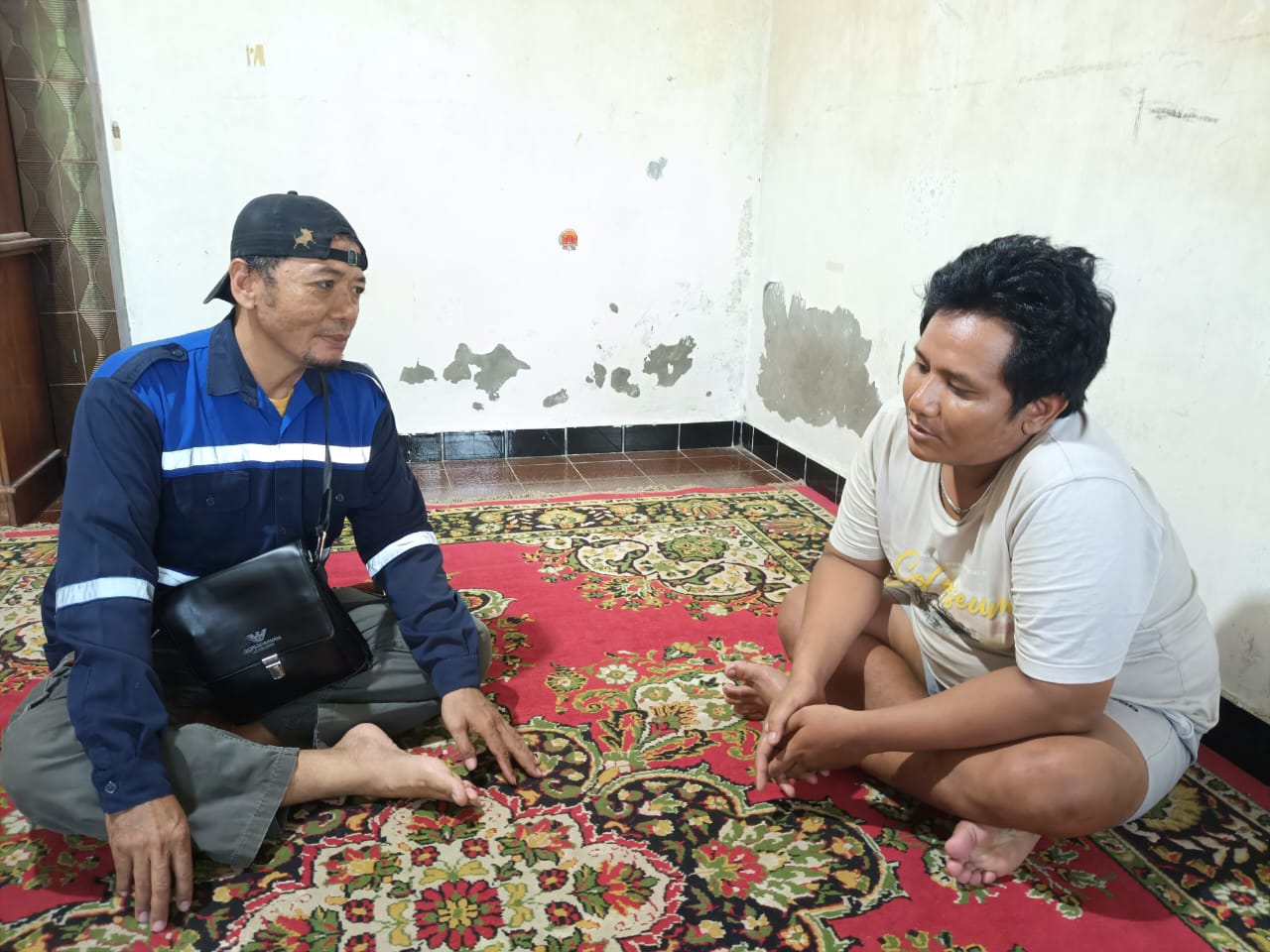 DIAMANKAN : Tersangka Rio Rohman Rosyidi saat dikawal oleh anggota Reskrim Polsek Manyar.