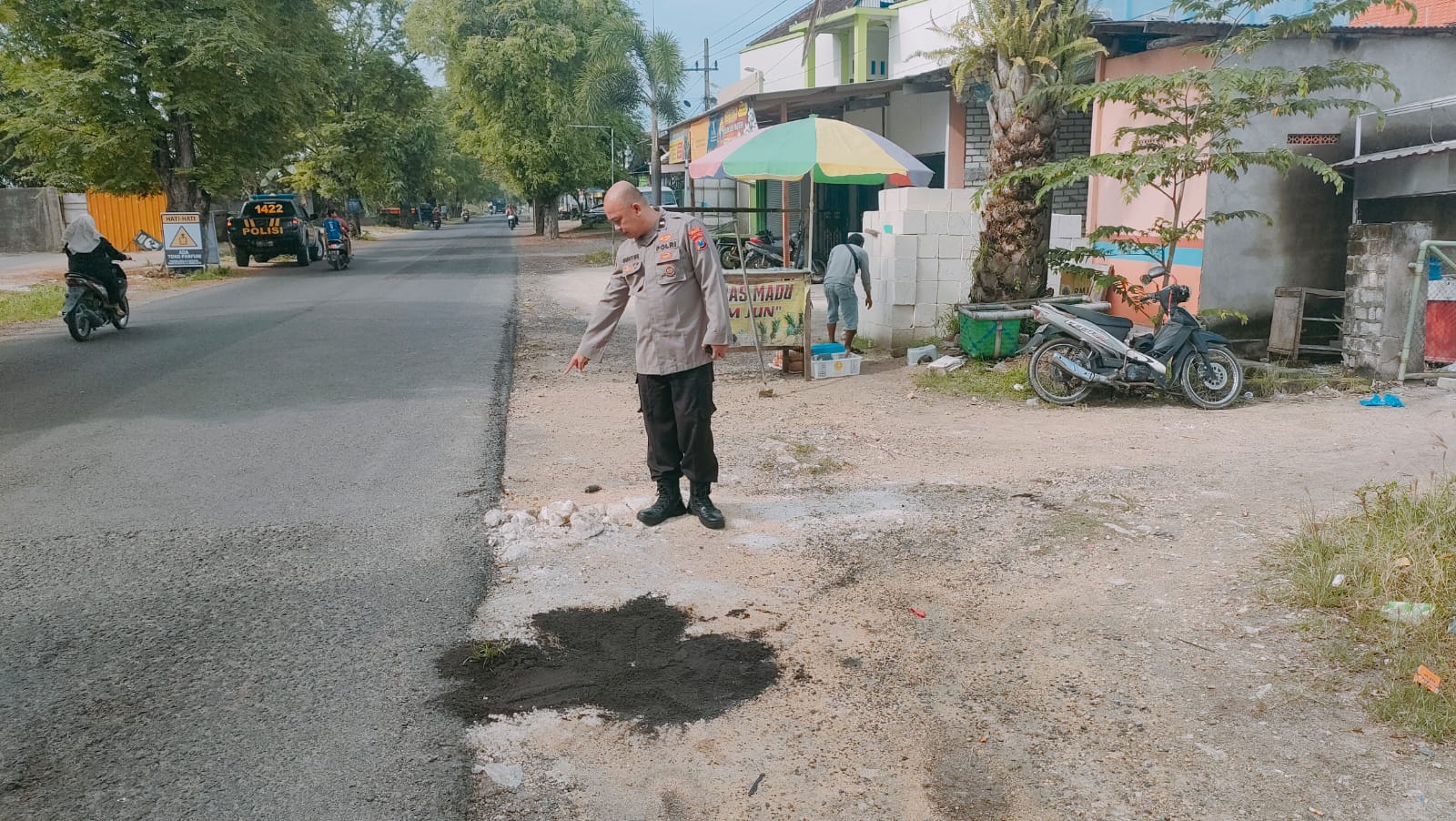 OLAH TKP : Anggota Polsek Sidayu saat mengevakuasi kendaraan dan melakukan identifikasi di lokasi kecelakaan Jalan Raya Lasem.