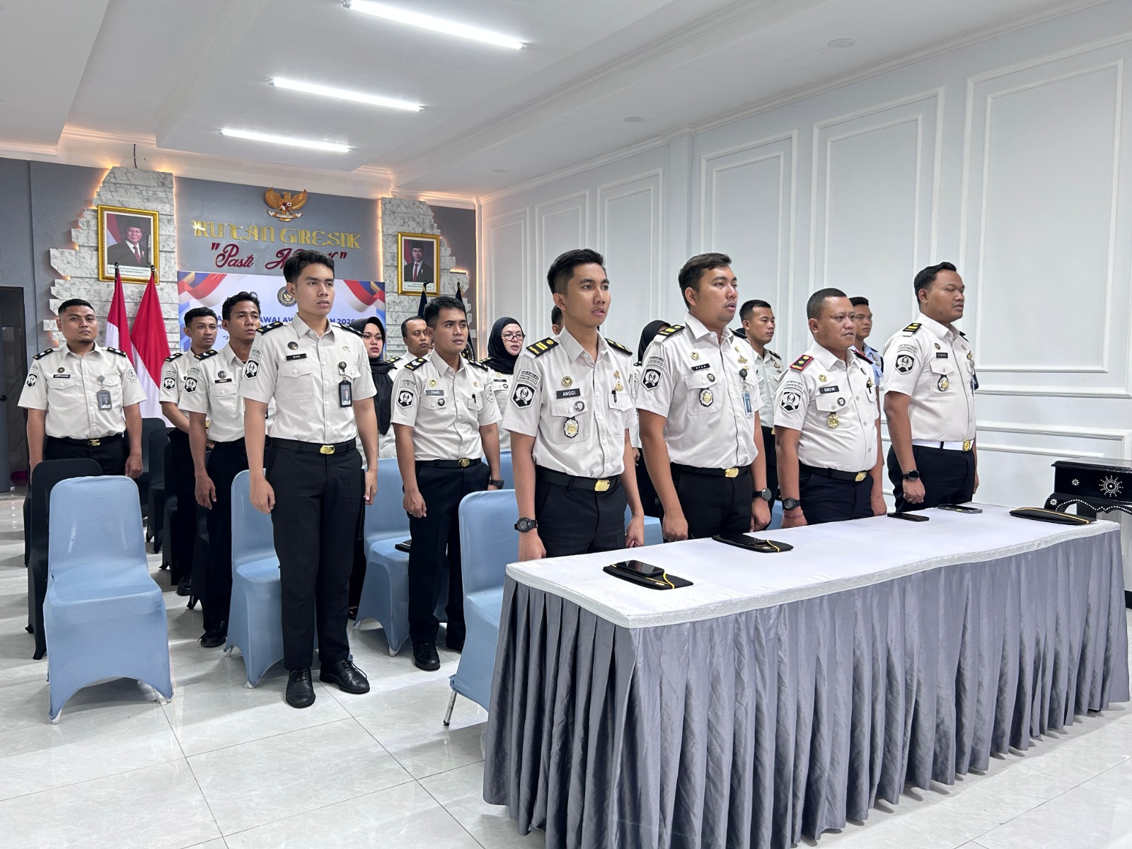 APEL BERSAMA : Kepala Rutan Kelas IIB Gresik Eko Widiatmoko beserta jajarannya saat mengikuti apel bersama awal tahun 2026 secara virtual.