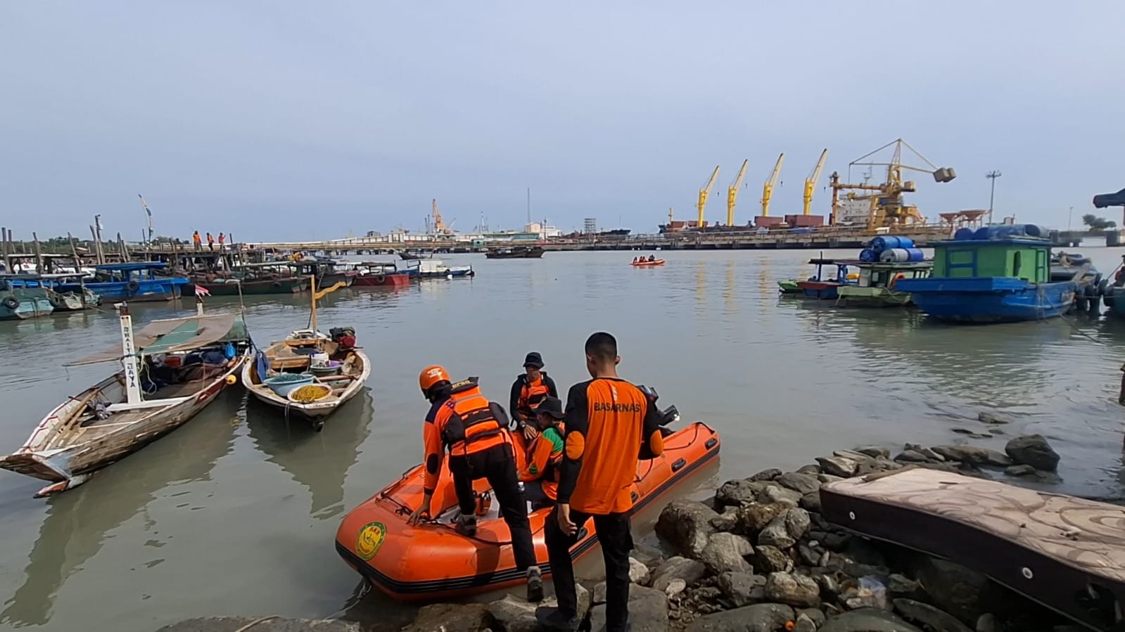 PENCARIAN : Personel Tim SAR gabungan saat membelah ombak di perairan Gresik dalam operasi pencarian nelayan Lumpur.