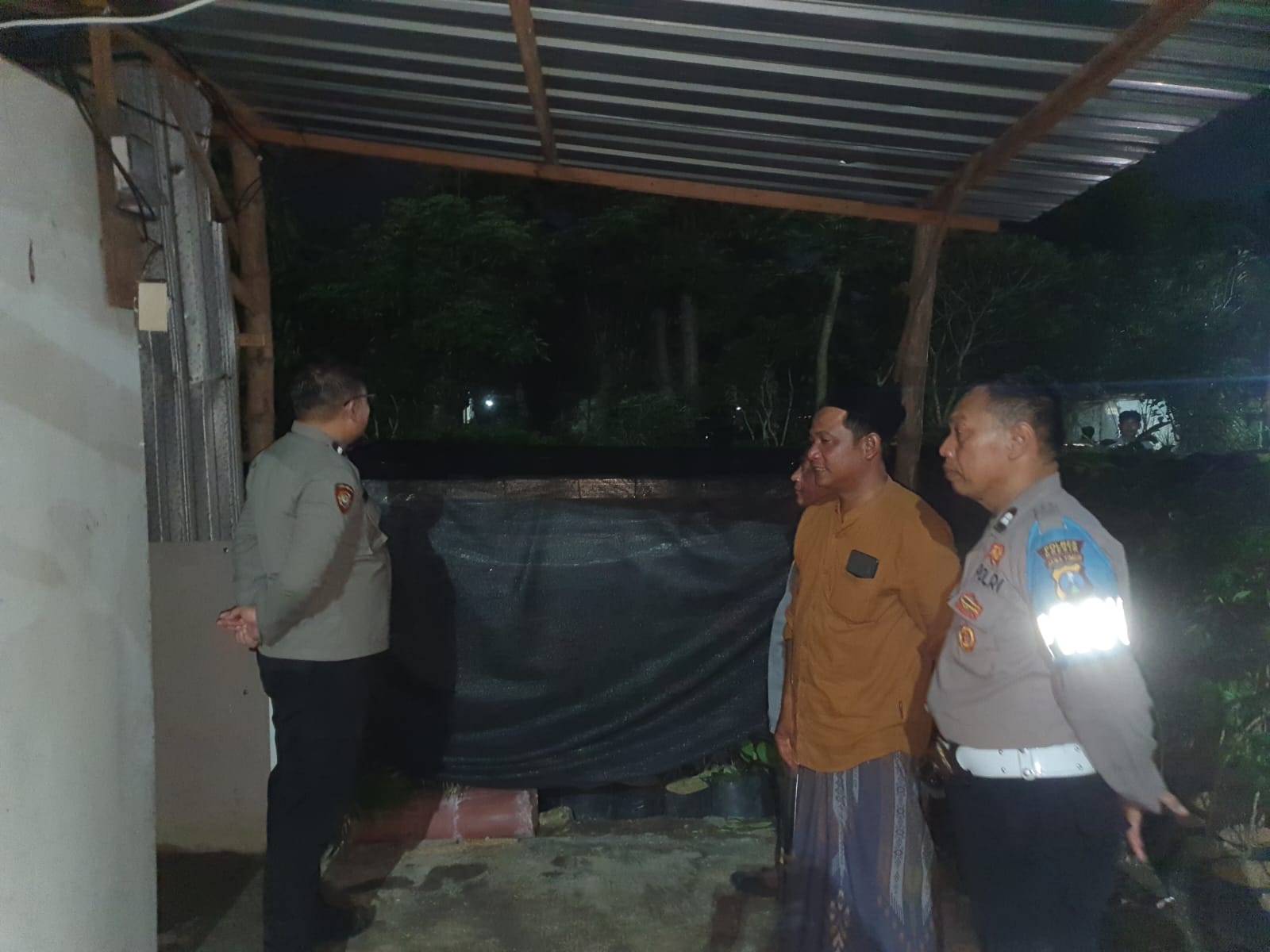 OLAH TKP : Anggota Polsek Kedamean saat melakukan identifikasi dan olah TKP di stan bunga Dusun Pendem, Desa Banyuurip.