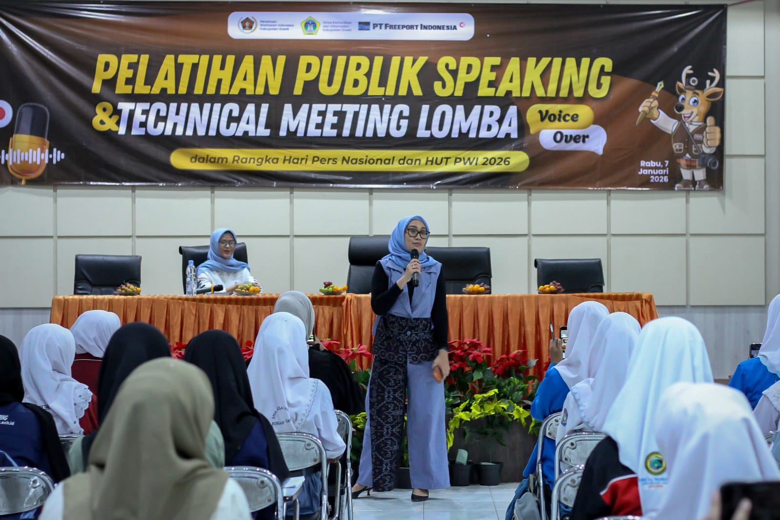 Hebat : Dr. Herma Retno Prabayanti sebagai mentor utama dalam pelatihan Public Speaking yang digelar PWI Gresik.