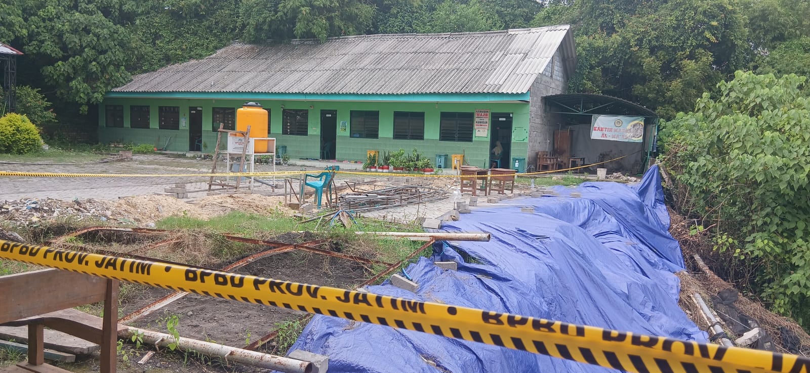 SUASANA: Lokasi longsor di Taman Adiwiyata MI Ma&rsquo;arif Ngargosari, Kecamatan Kebomas.