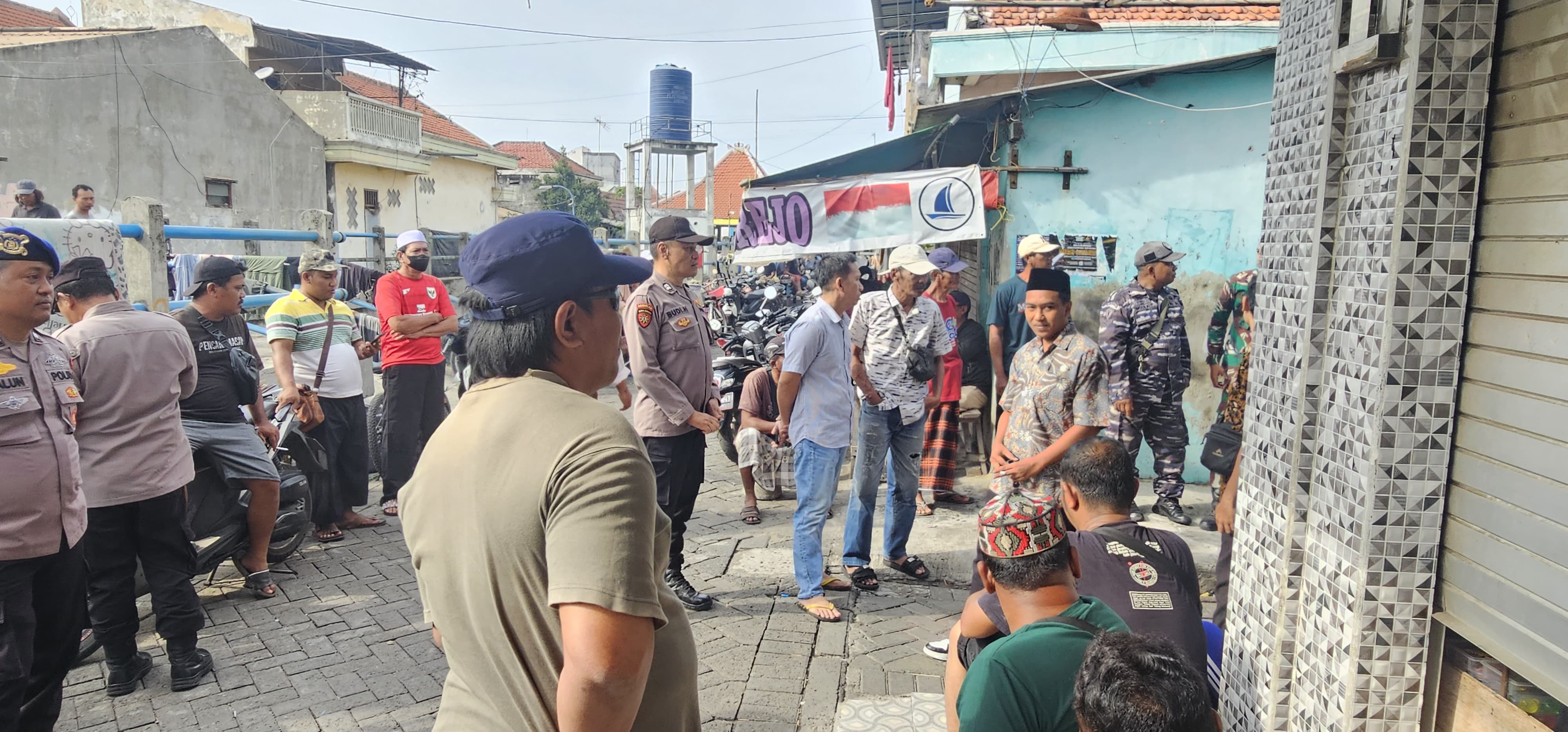 DITEMUKAN : Petugas gabungan saat melakukan evakuasi dan mengantar jenazah Mat Rakim ke rumah duka di Kelurahan Lumpur.