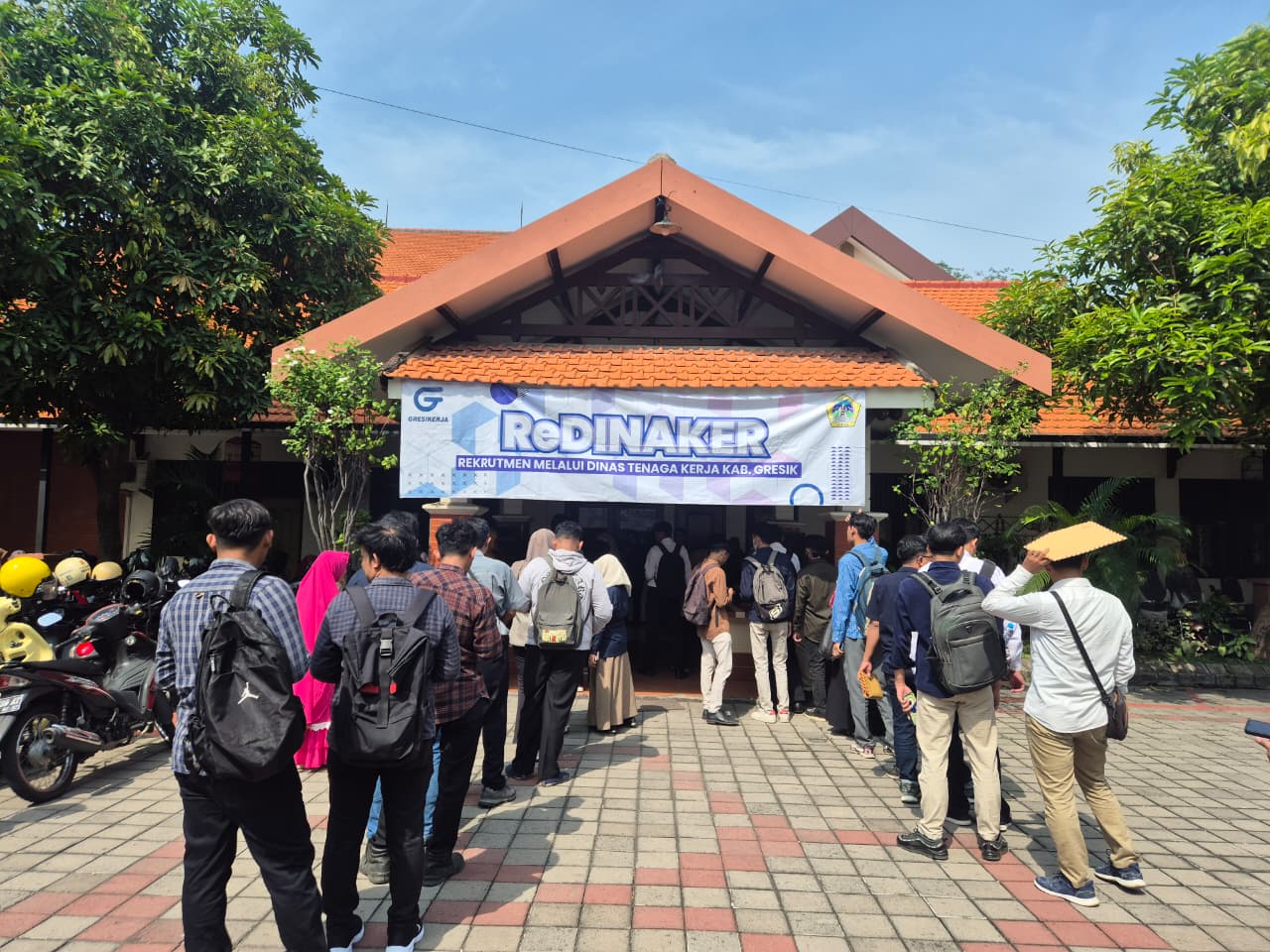 KERJA: Suasana antrean para pencari kerja saat mengikuti program ReDINAKER di kantor Disnaker Gresik pada periode sebelumnya.