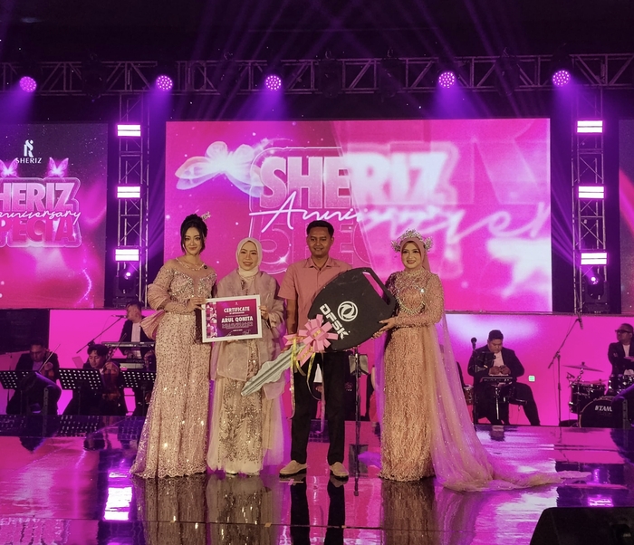 Apresiasi : Sheriz memberikan hadiah satu mobil DSEK Glory kepada Ilham alias Arul Qonita yang mencatatkan penjualan terbanyak dalam setahun.
