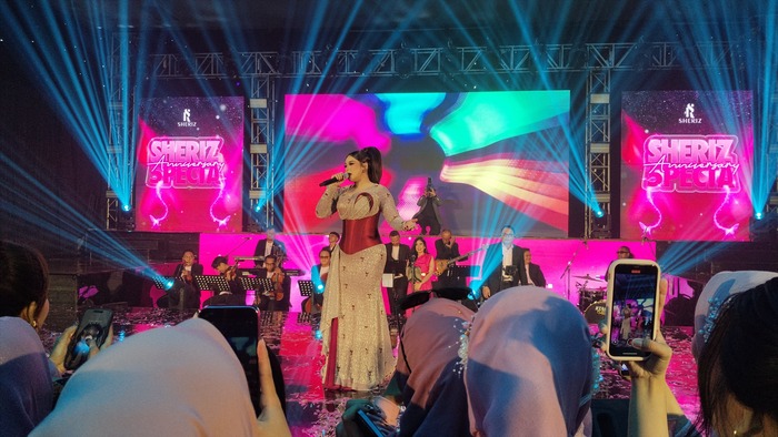 Brand Ambassador : Aksi Panggung Niken Salindry menghibur para undangan dalam memeriahkan anniversary ke-5 Sheriz.