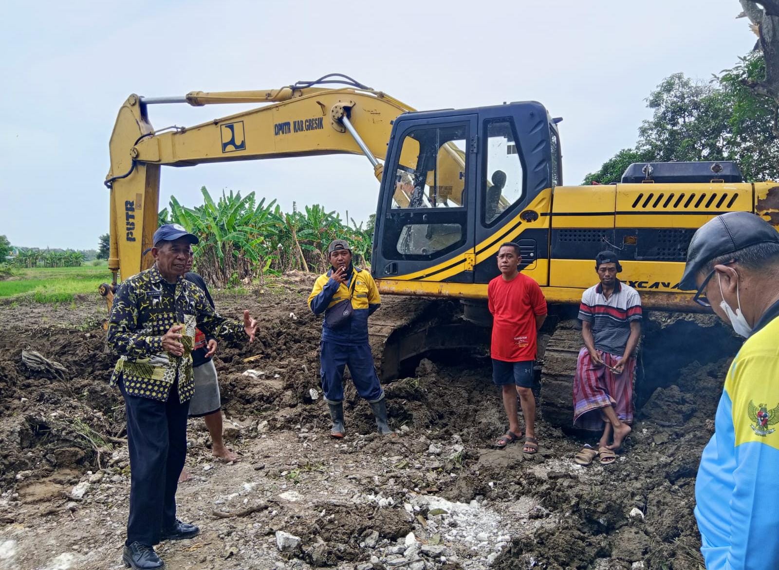BANJIR: Alat berat tengah meratakan tanah untuk pembangunan tanggul di tepi Bengawan Solo, wilayah Desa Masangan.
