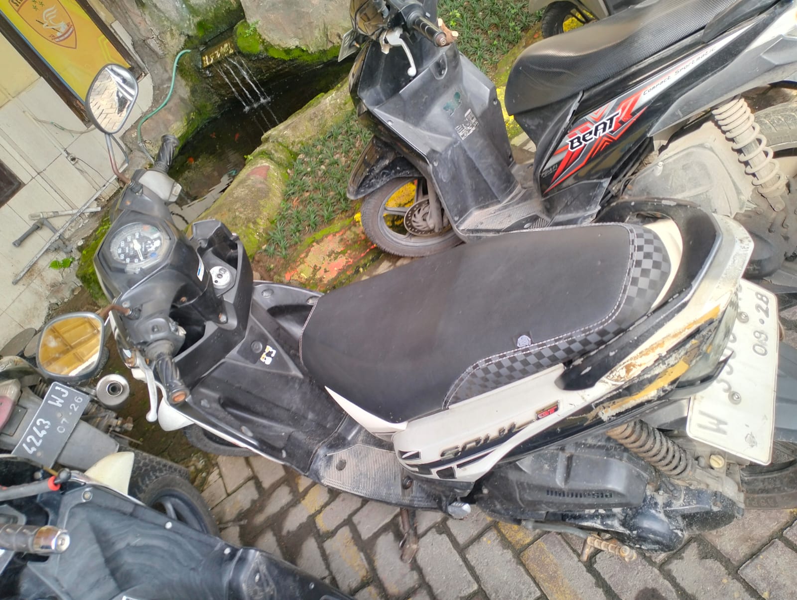 RINGSEK : Kondisi salah satu sepeda motor yang terlibat kecelakaan beruntun di Jalan Raya Manyar, tepat di depan SMK Yasmu.