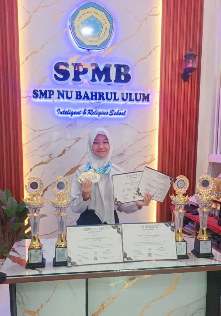 Hebat: Herra Rahmi Herlambang memamerkan berbagai trophy dan Piagam atas deretan prestasinya.