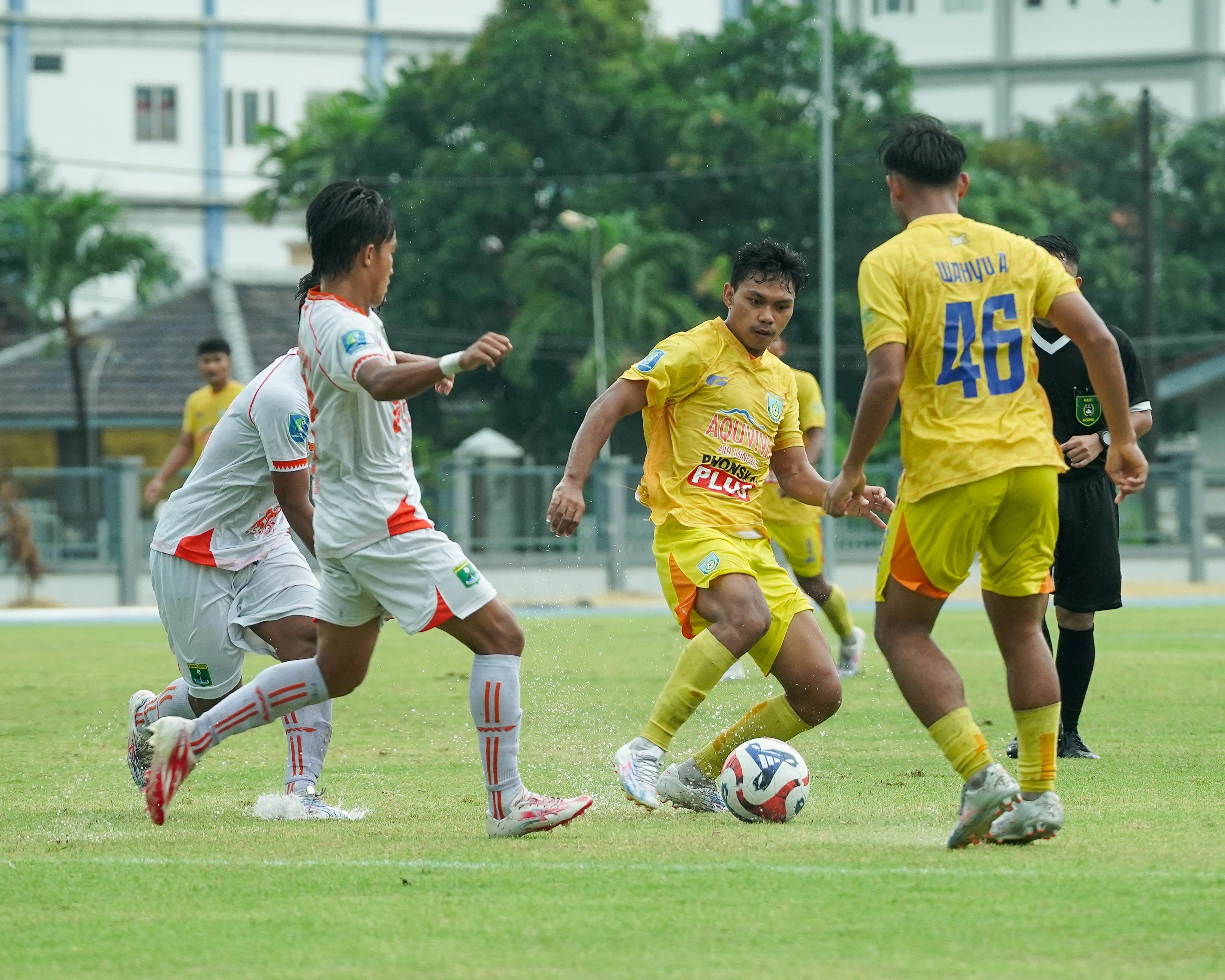 BERJUANG: Pemain Gresik United saat berjibaku berebut bola melawan pemain Persekabpas Pasuruan di Lapangan Thor, Surabaya.