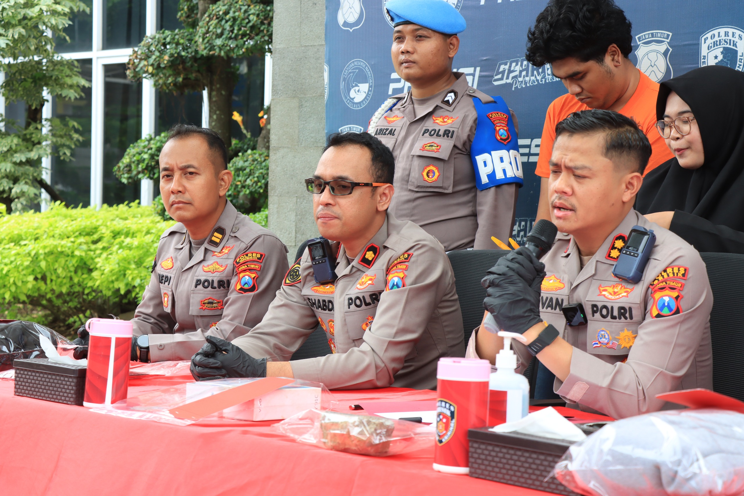DIAMANKAN : Tiga anggota gangster yang kerap membikin onar di wilayah Gresik saat digiring di Mapolres Gresik.