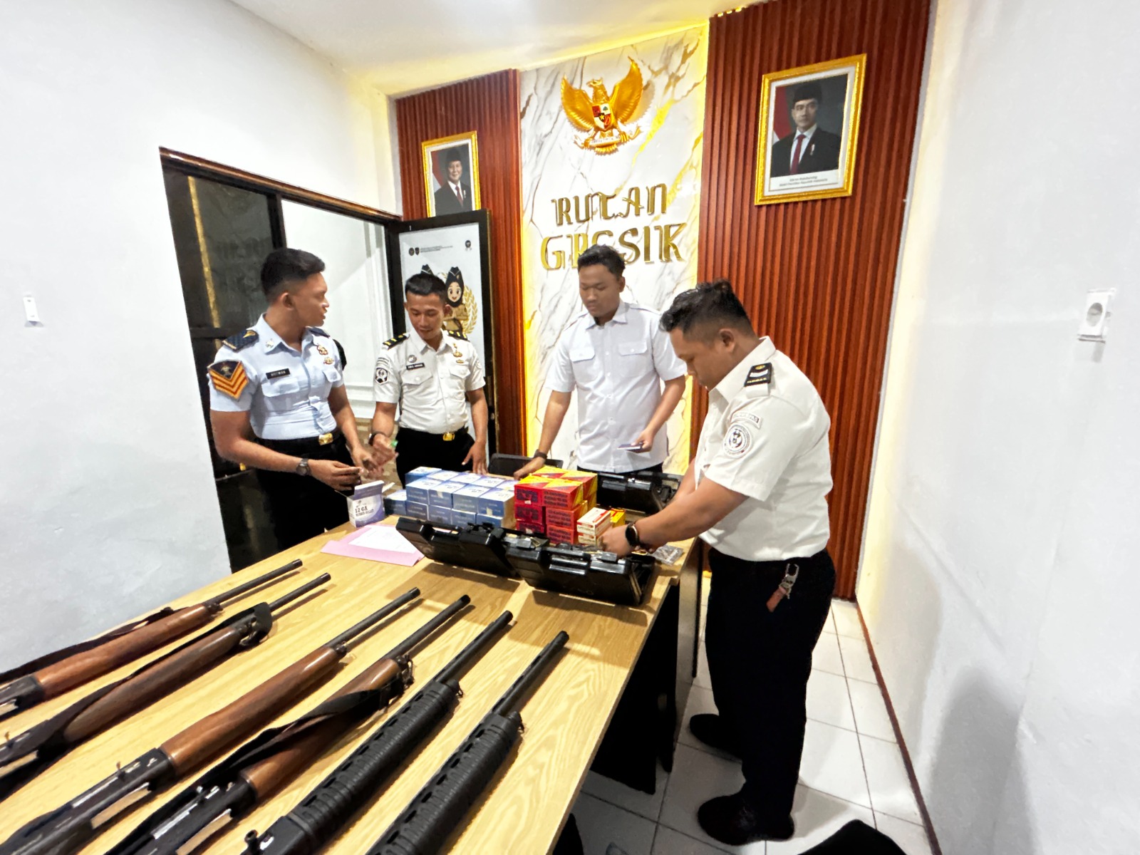 PENGECEKAN SENPI : Kepala Kesatuan Pengamanan Rutan (Ka. KPR) Gresik, Vendra Hermawan saat melakukan pengecekan mendetail dan pemeliharaan senjata api di Rutan Kelas IIB Gresik.