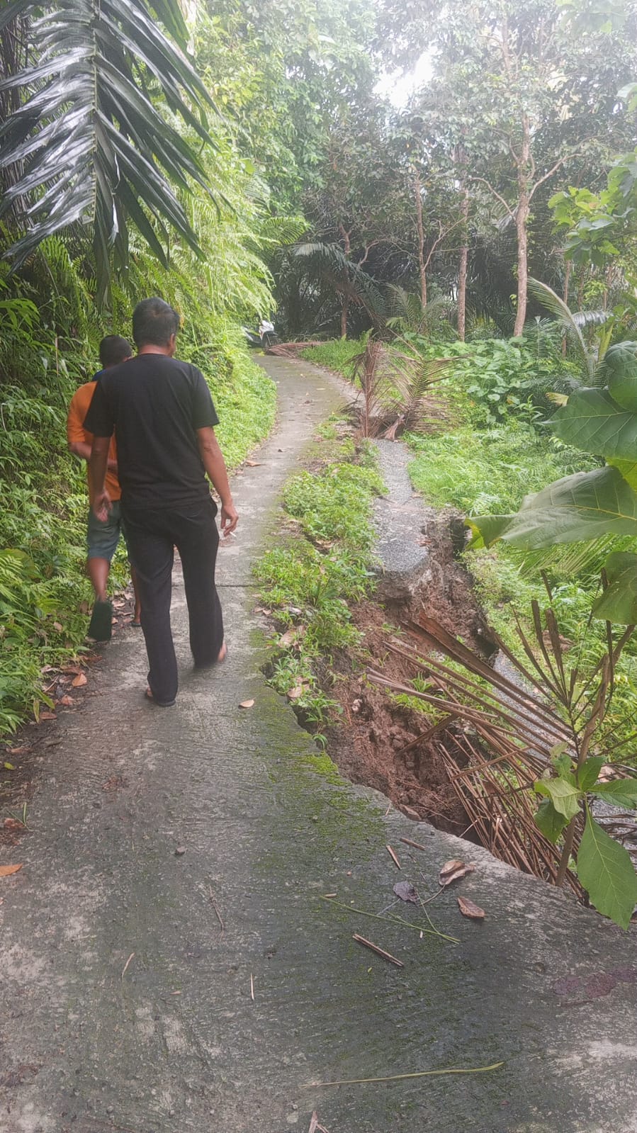 BANJIR : Dokumentasi saat air merendam empat dusun di Desa Kepuhteluk, Bawean pada Kamis (8/1) lalu.