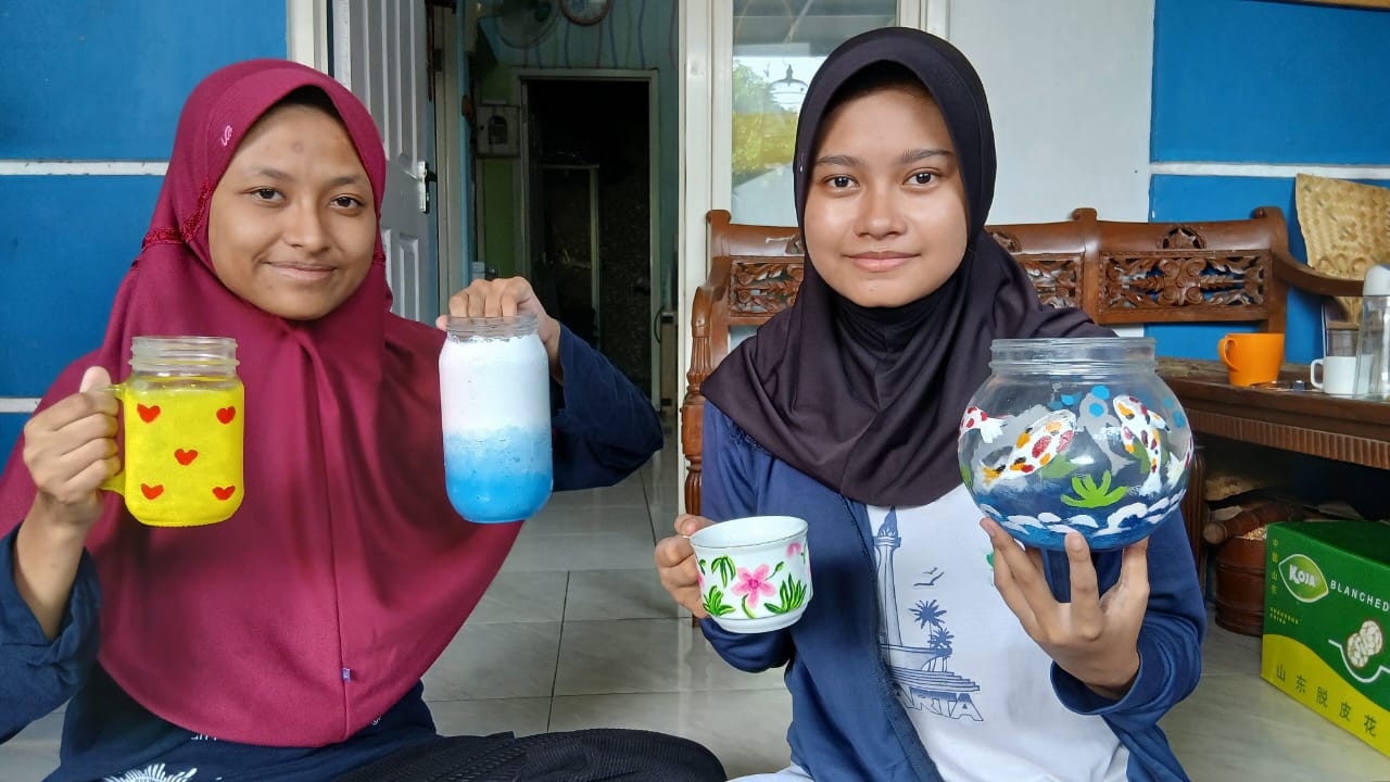 DAUR ULANG : Aisyah Grisseeta Azzahra dan Eidelweis Syahida Ayazhi saat menunjukkan proses pembuatan karya seni dari barang bekas.