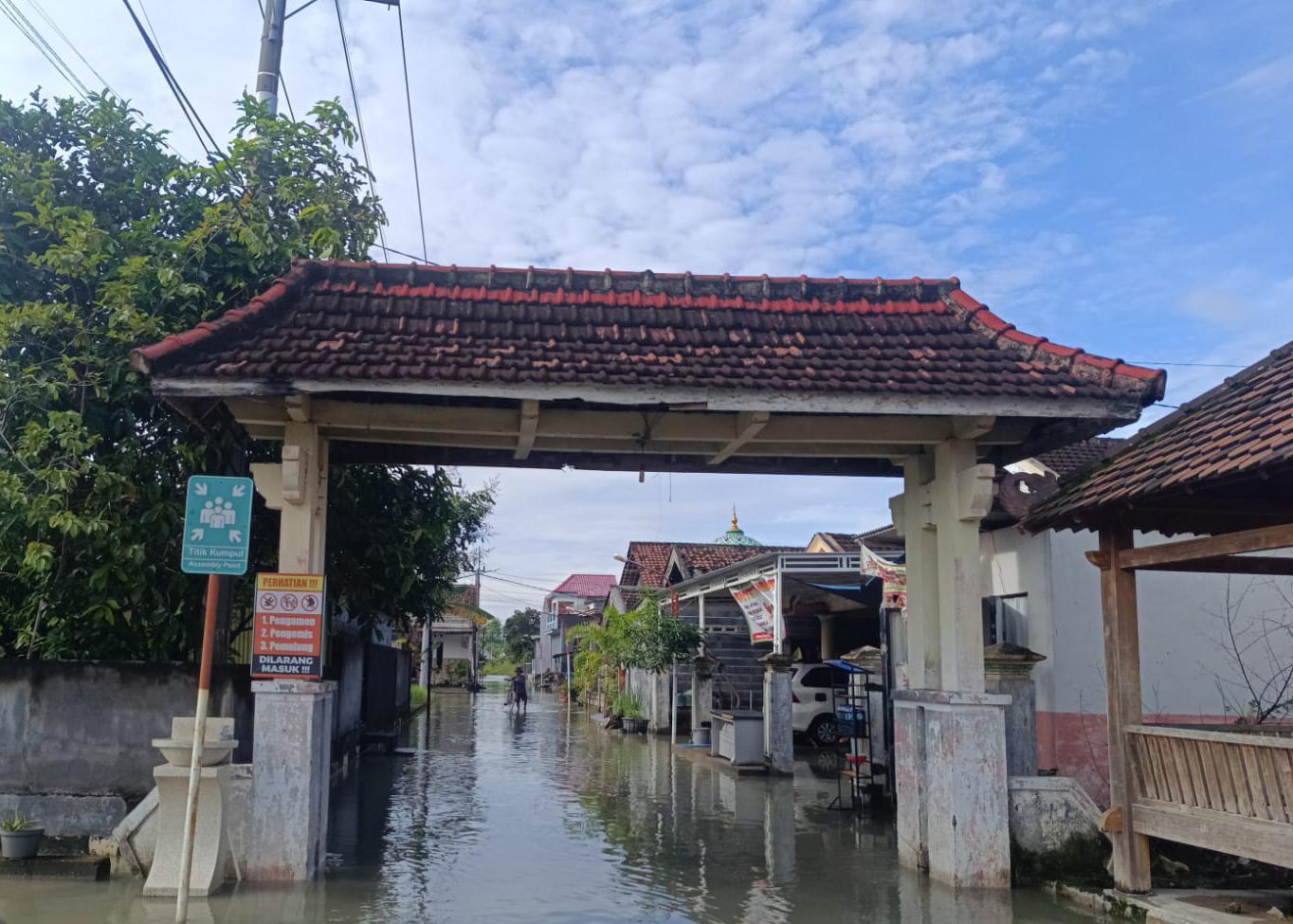 TERENDAM : Kondisi banjir luapan Kali Lamong yang kembali menggenangi pemukiman dan akses jalan di wilayah Gresik Selatan.