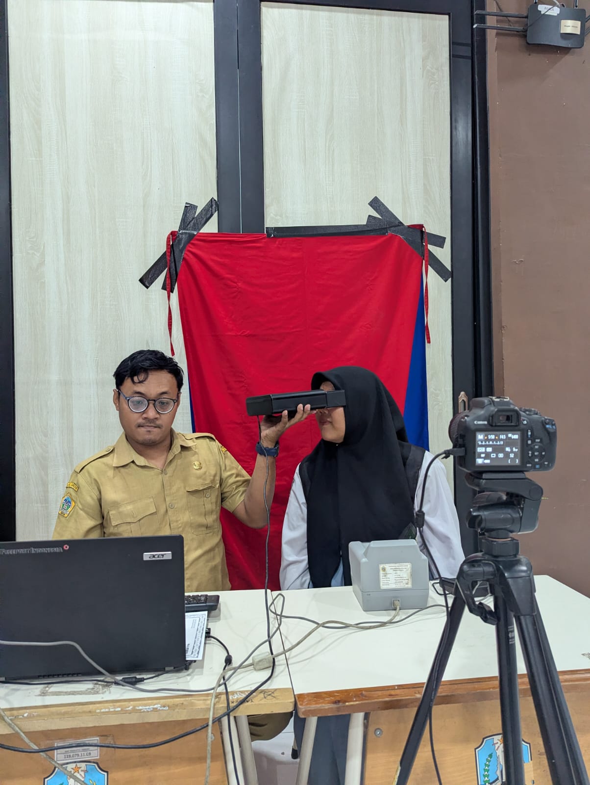 PEREKAMAN : Suasana perekaman biometrik KTP elektronik bagi pelajar pemula di salah satu titik layanan Disdukcapil Gresik.