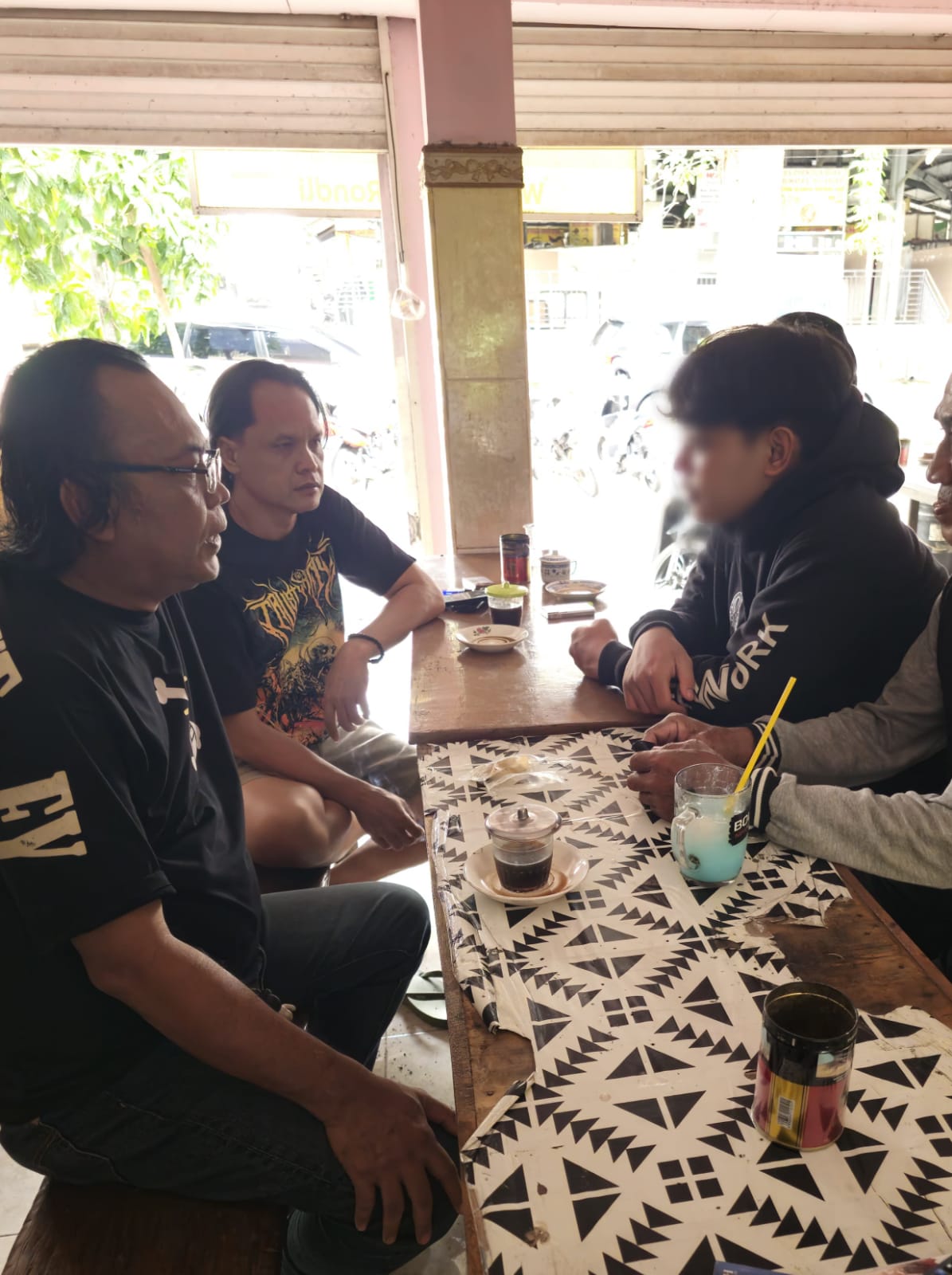 DIAMANKAN : Pelaku DPO berinisial Dinar saat menyerahkan diri ke Satreskrim Polres Gresik.