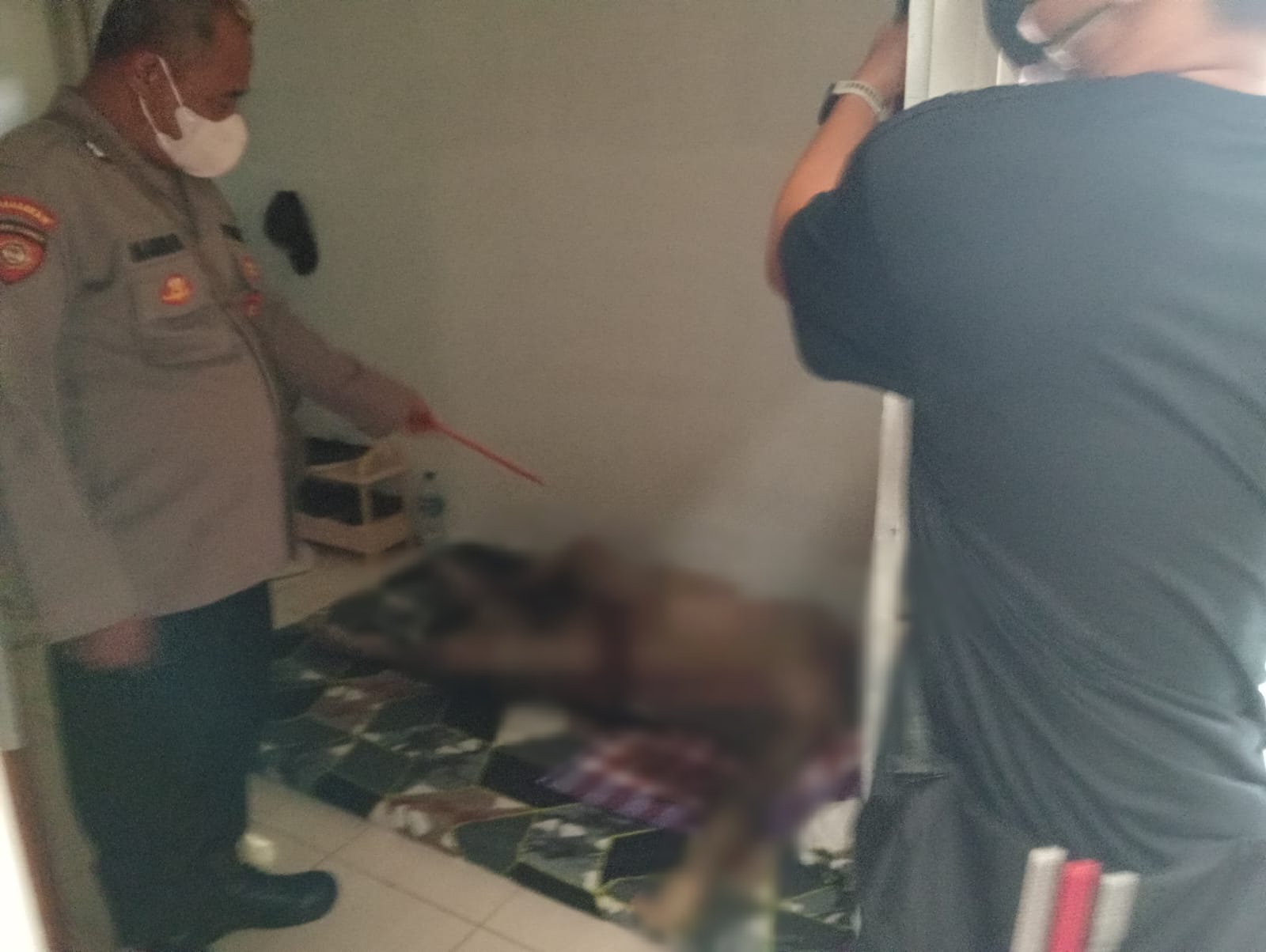 OLAH TKP : Anggota Polsek Driyorejo saat melakukan proses evakuasi dan olah TKP di kamar kos Perum KBD.