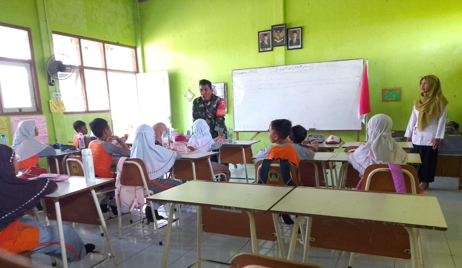 KEBANGSAAN : Antusiasme para siswa SDN Tebalo saat menyimak materi wawasan kebangsaan yang disampaikan oleh Sertu M. Zaibudin.