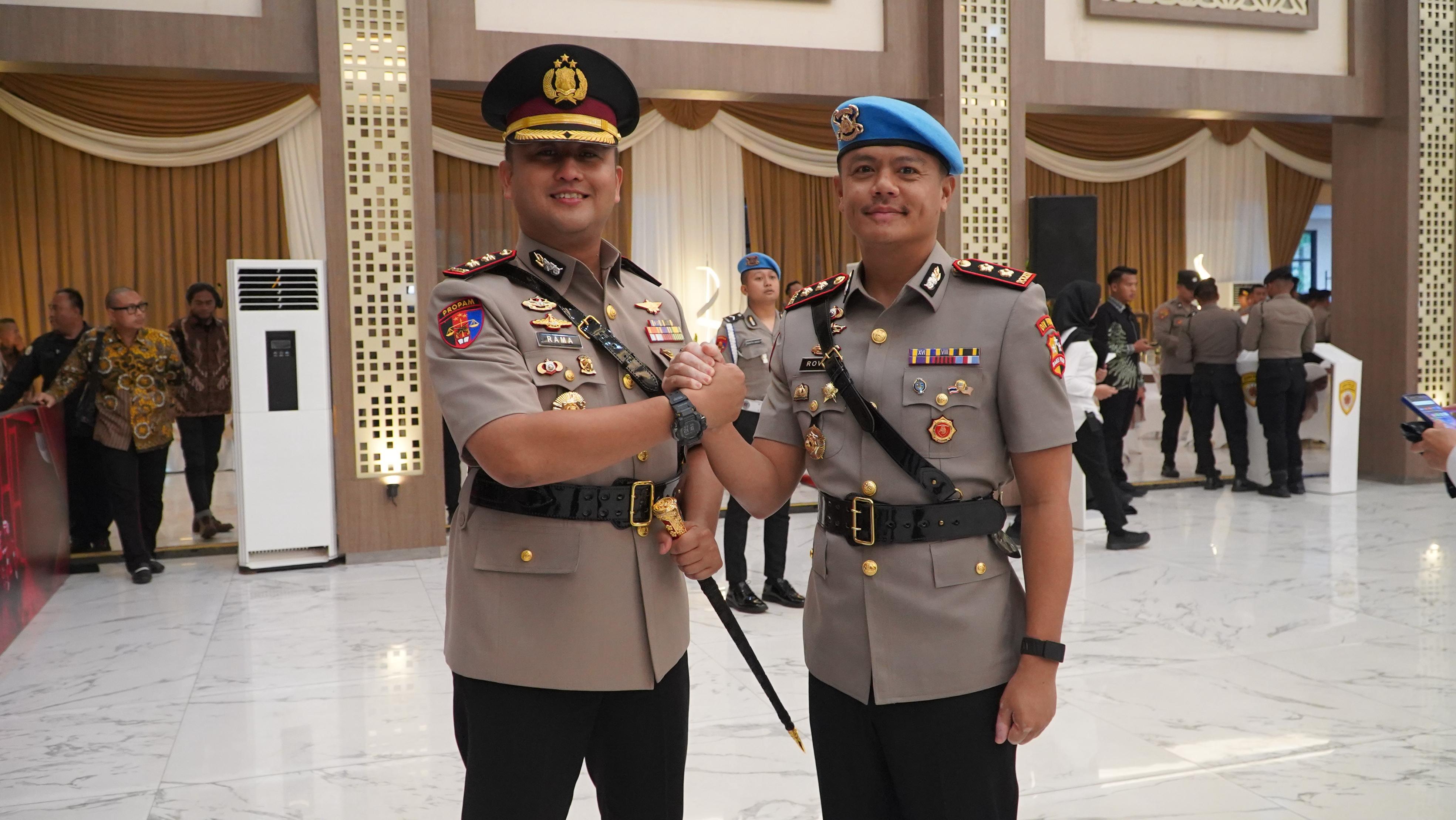 SERTIJAB : Momen khidmat serah terima jabatan Kapolres Gresik di Mapolda Jatim. AKBP Ramadhan Nasution (kiri) resmi mengemban amanah baru menggantikan AKBP Rovan Richard Mahenu (kanan).