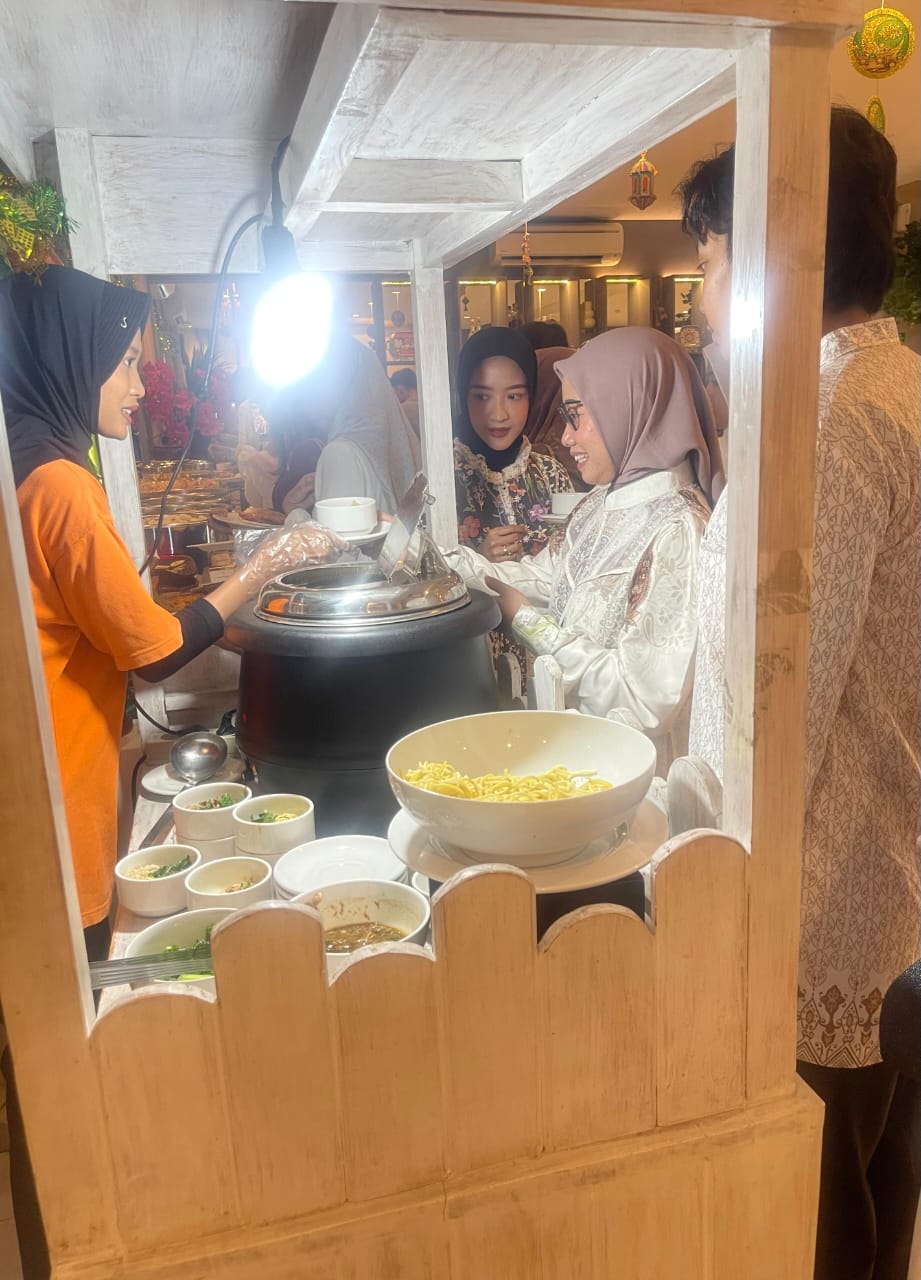 MENGGUGAH SELERA : Deretan menu gubukan (stall) spesial yang disediakan oleh Front One Hotel Gresik.