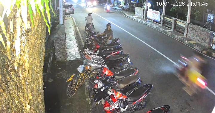 CURANMOR : Tangkapan layar aksi pelaku curanmor saat menjalankan aksinya di sebuah warung di depan Perumahan BP Kulon, Kecamatan Gresik Kota.