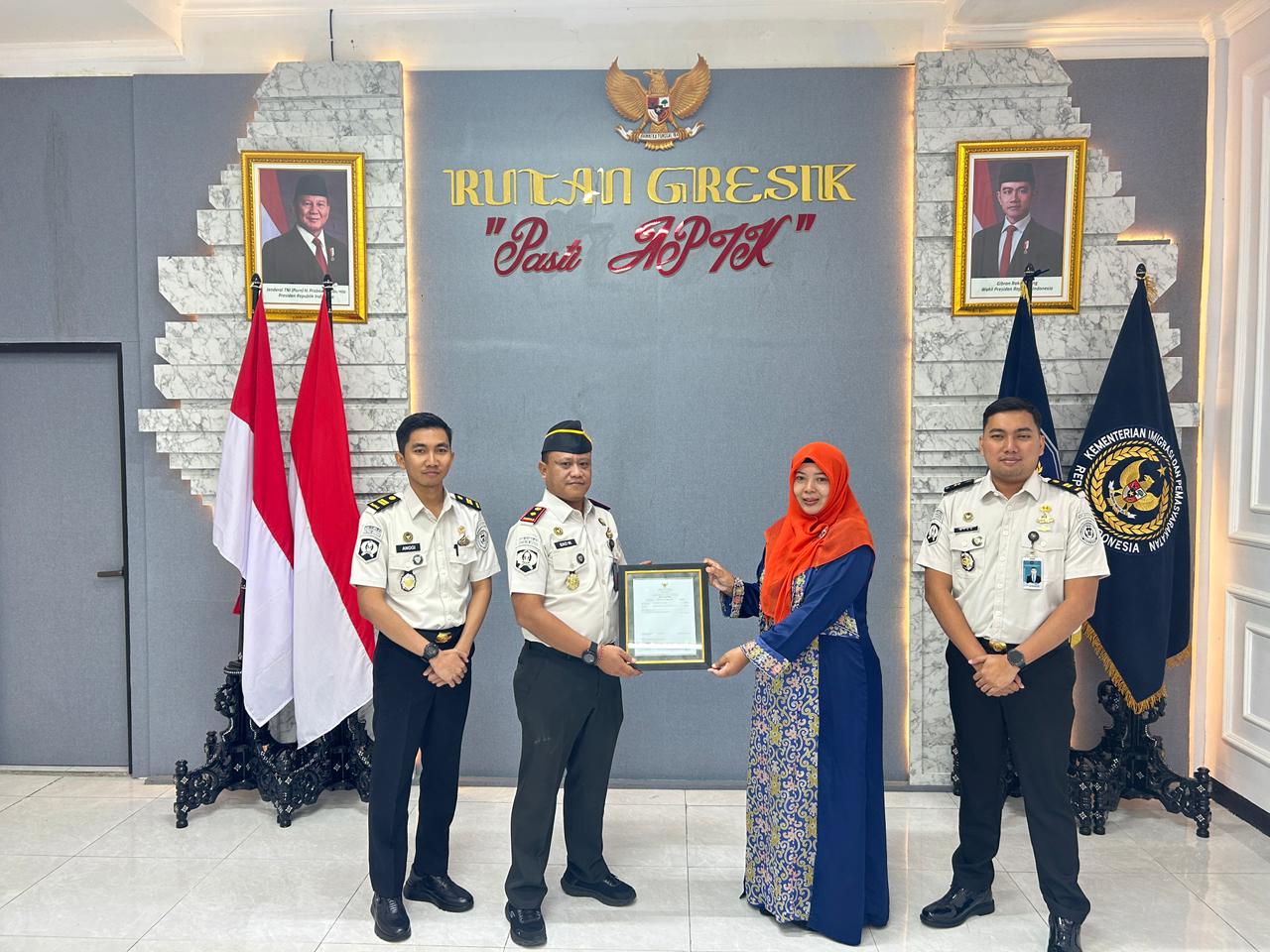 HALAL : Kepala Rutan Gresik, Eko Widiatmoko, saat menerima secara simbolis sertifikat halal dari BPJPH Kementerian Agama RI.