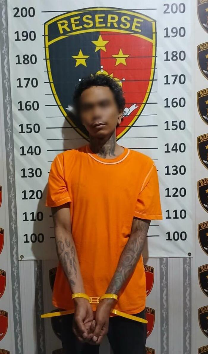 DIAMANKAN : Tersangka berinisial MSP saat menjalani pemeriksaan di Mapolsek Cerme setelah berhasil ditangkap di Situbondo.