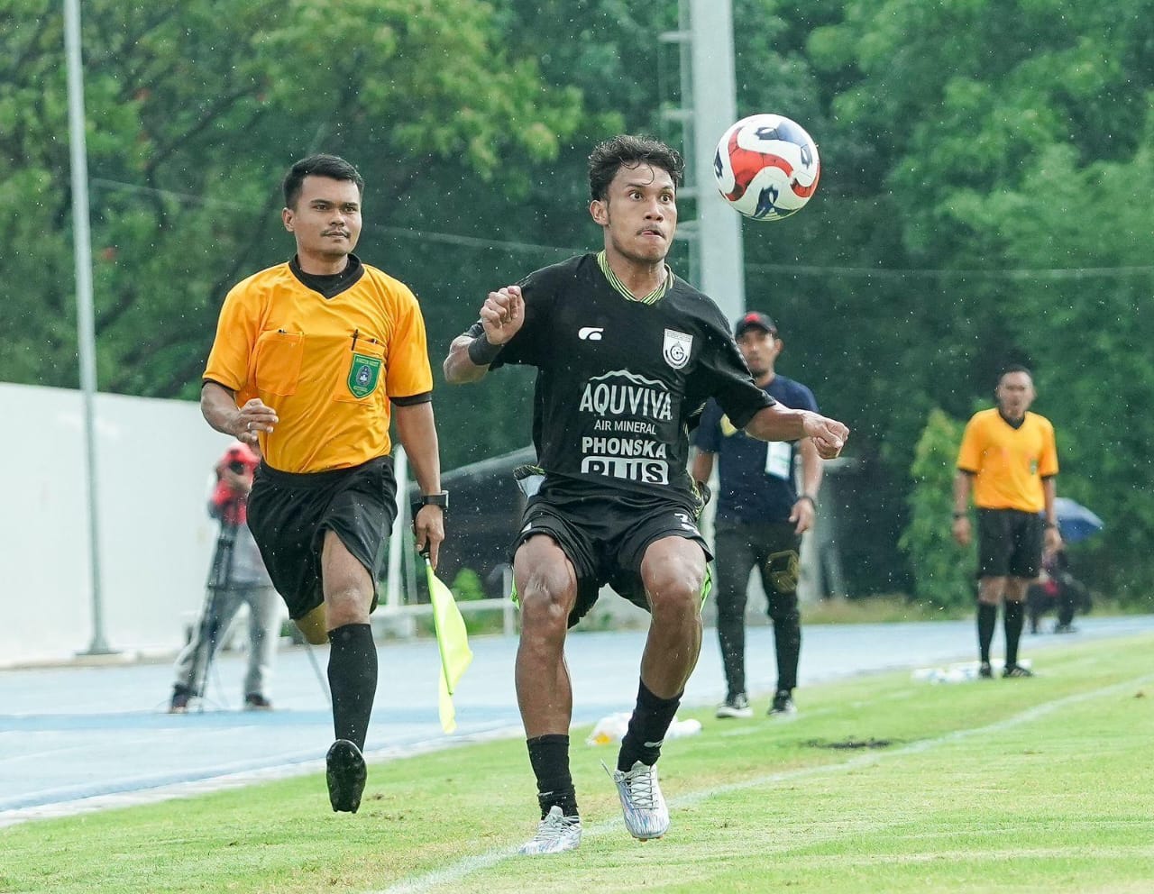 BERLAGA : Skuad Gresik United saat berjibaku mengamankan poin penuh melawan Waanal Brothers di Lapangan Pasiran, Surabaya.